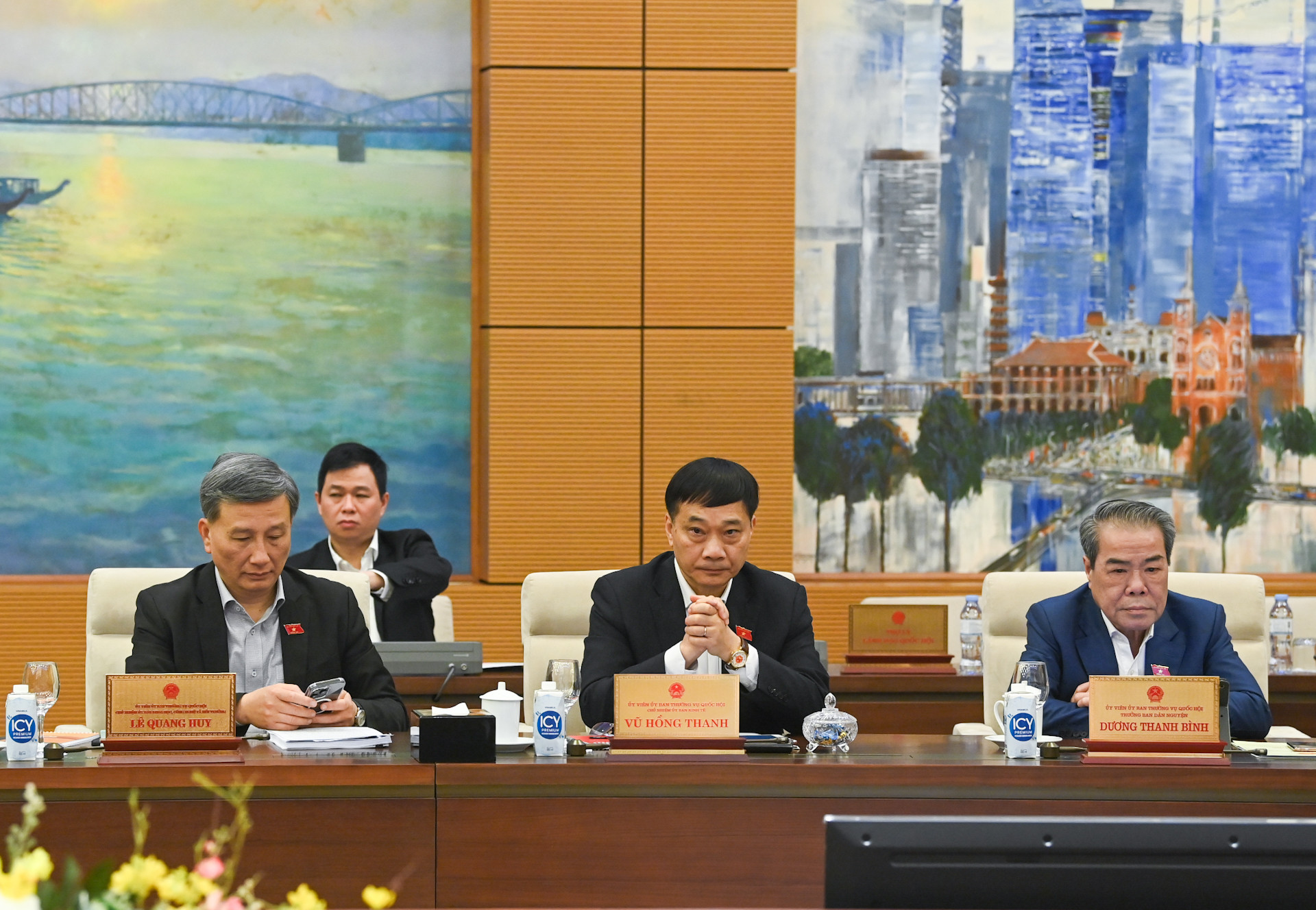 Các Ủy viên Ủy ban Thường vụ Quốc hội dự phiên họp.