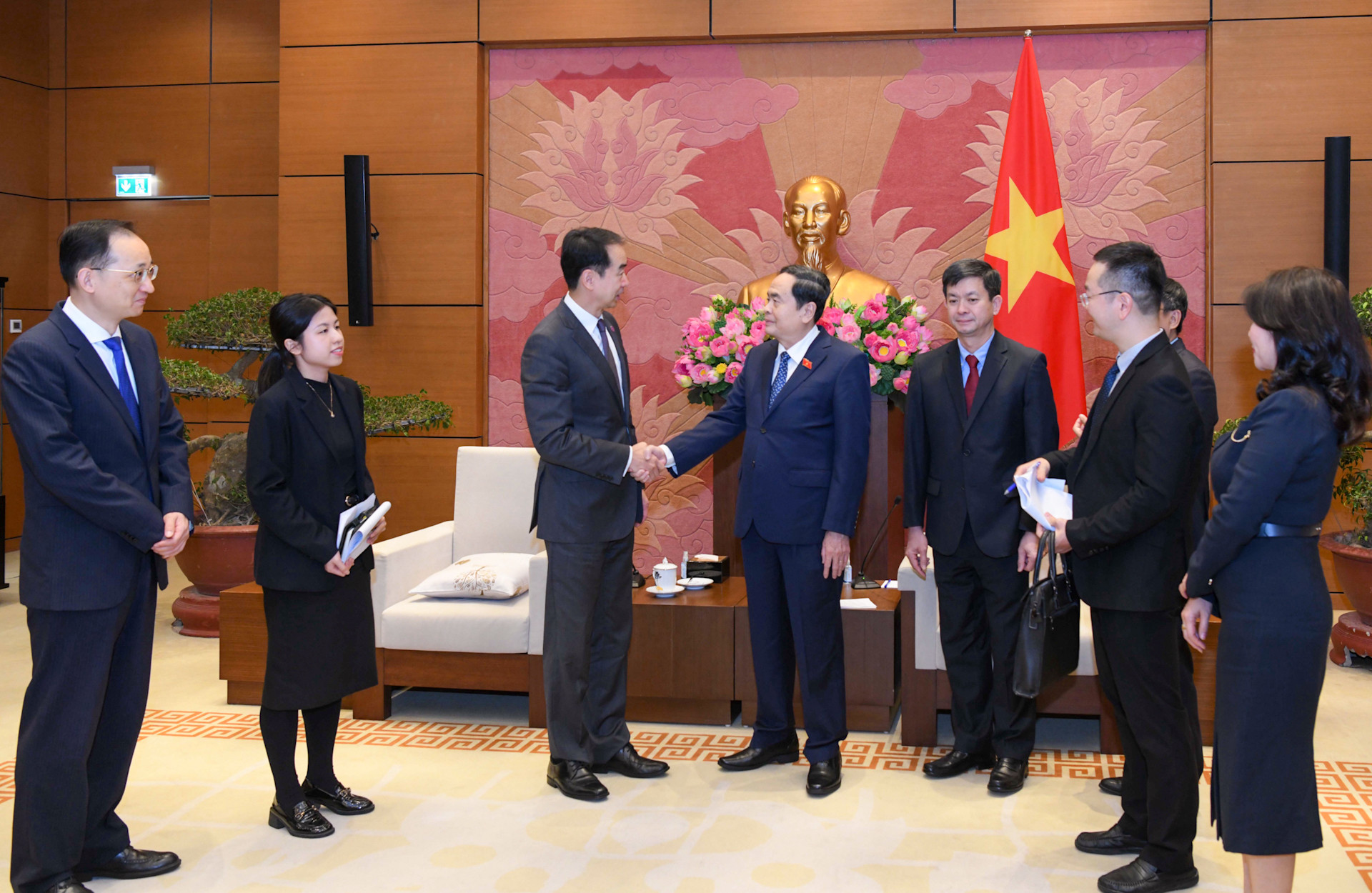 Chủ tịch Quốc hội Trần Thanh Mẫn trao đổi với Đại sứ Trung Quốc Hà Vĩ.