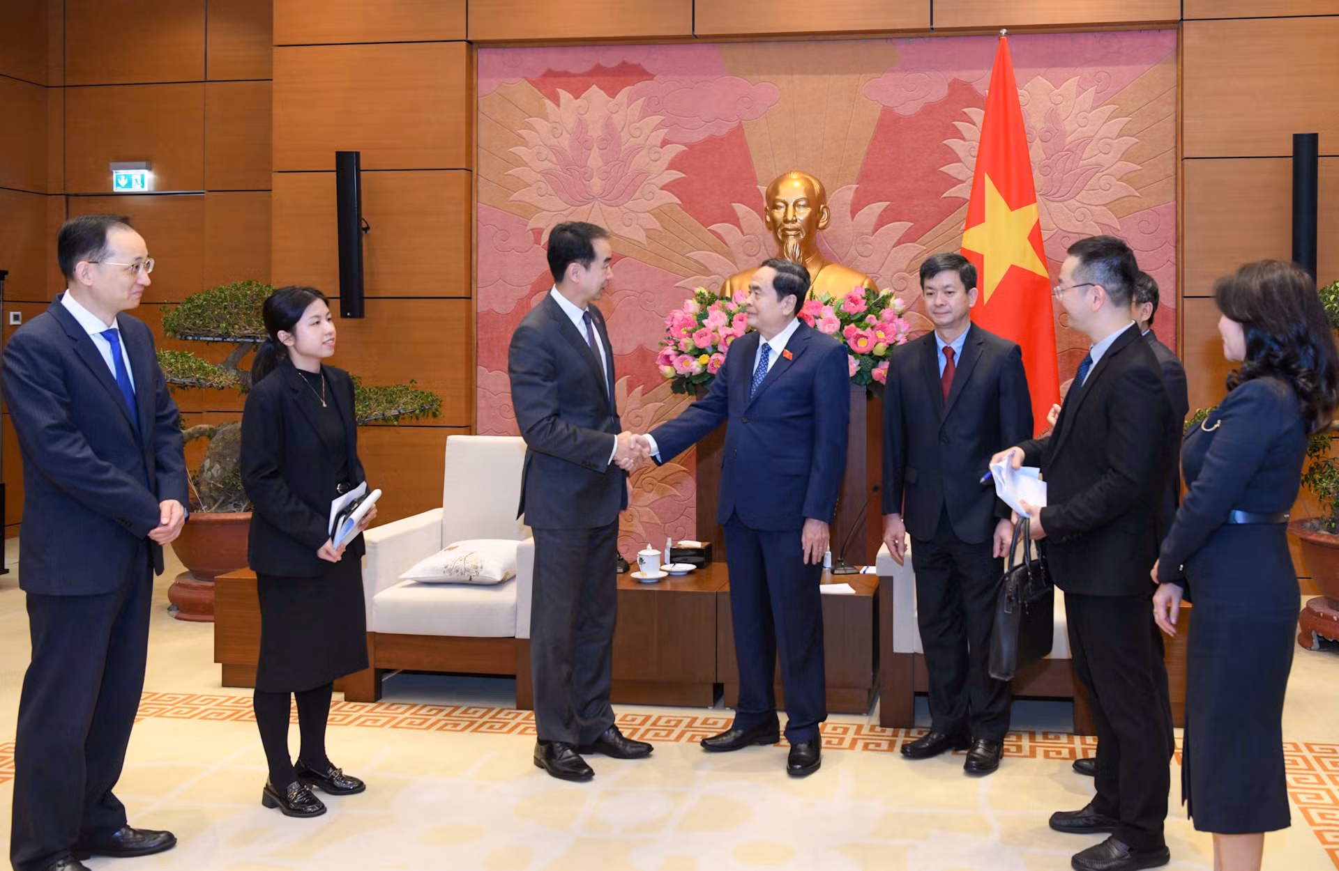 Chủ tịch Quốc hội Trần Thanh Mẫn trao đổi với Đại sứ Trung Quốc Hà Vĩ.