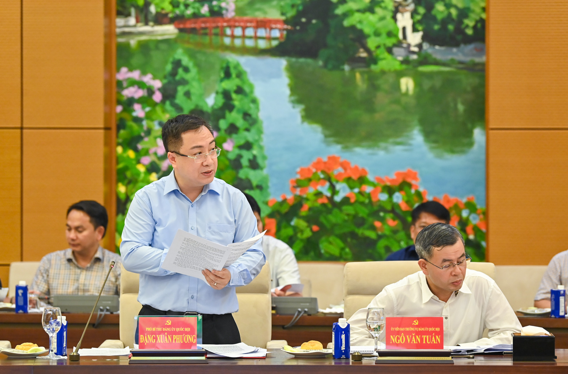 Phó Bí thư Đảng ủy Quốc hội Đặng Xuân Phương trình bày dự thảo Đề cương Báo cáo chính trị. Phó Bí thư Đảng ủy Quốc hội Đặng Xuân Phương trình bày dự thảo Đề cương Báo cáo chính trị.