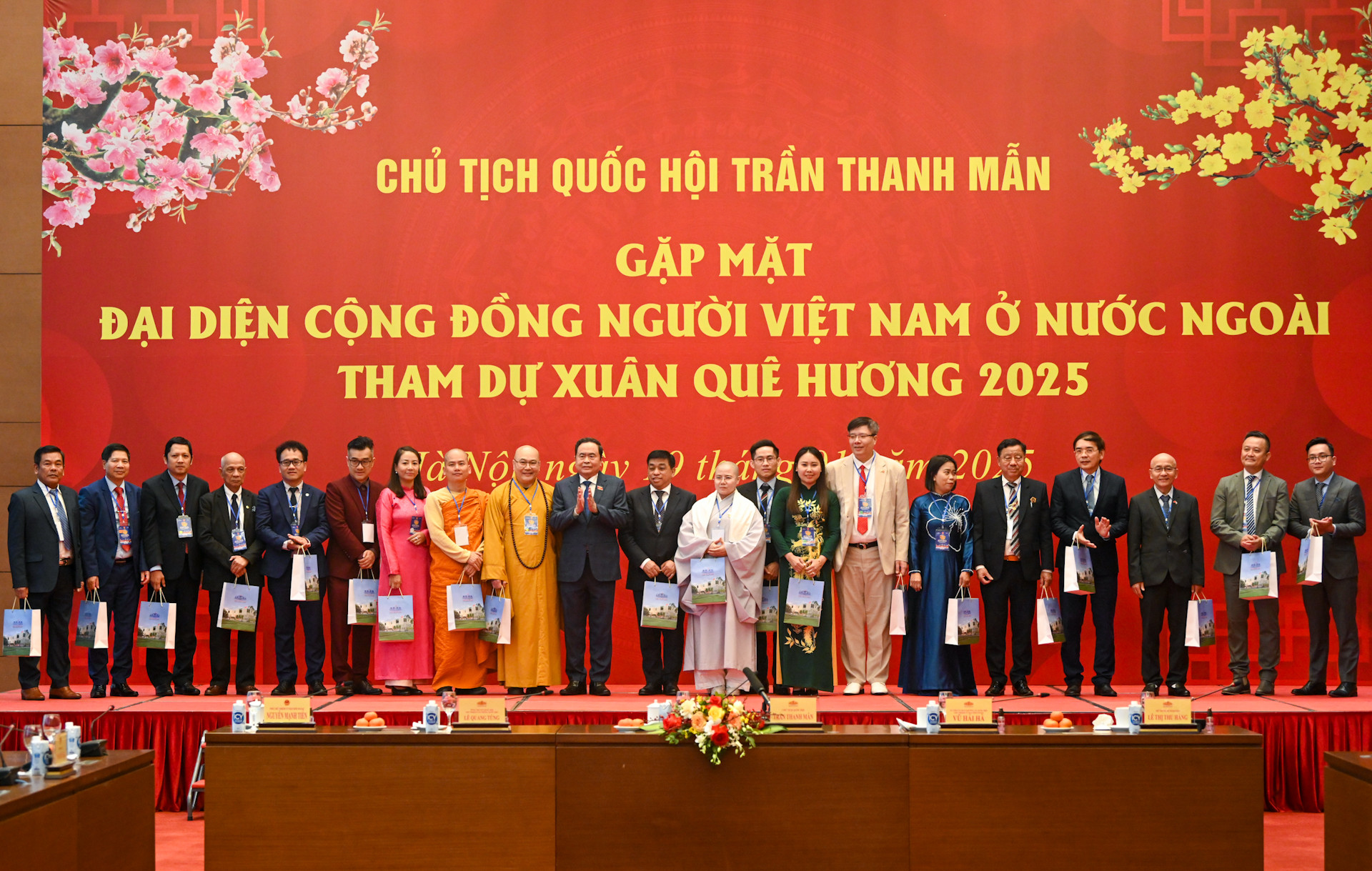 Chủ tịch Quốc hội Trần Thanh Mẫn trao quà lưu niệm tặng các kiều bào.