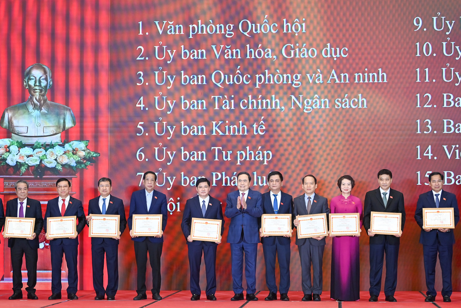 Chủ tịch Quốc hội Trần Thanh Mẫn trao bằng khen của Ủy ban Thường vụ Quốc hội tặng các tập thể.