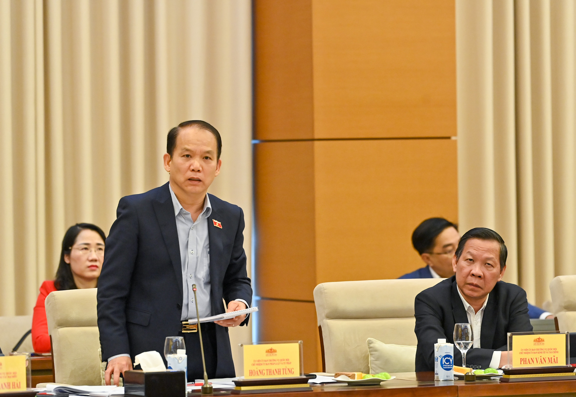 Chủ nhiệm Ủy ban Pháp luật và Tư pháp Hoàng Thanh Tùng phát biểu tại cuộc họp.