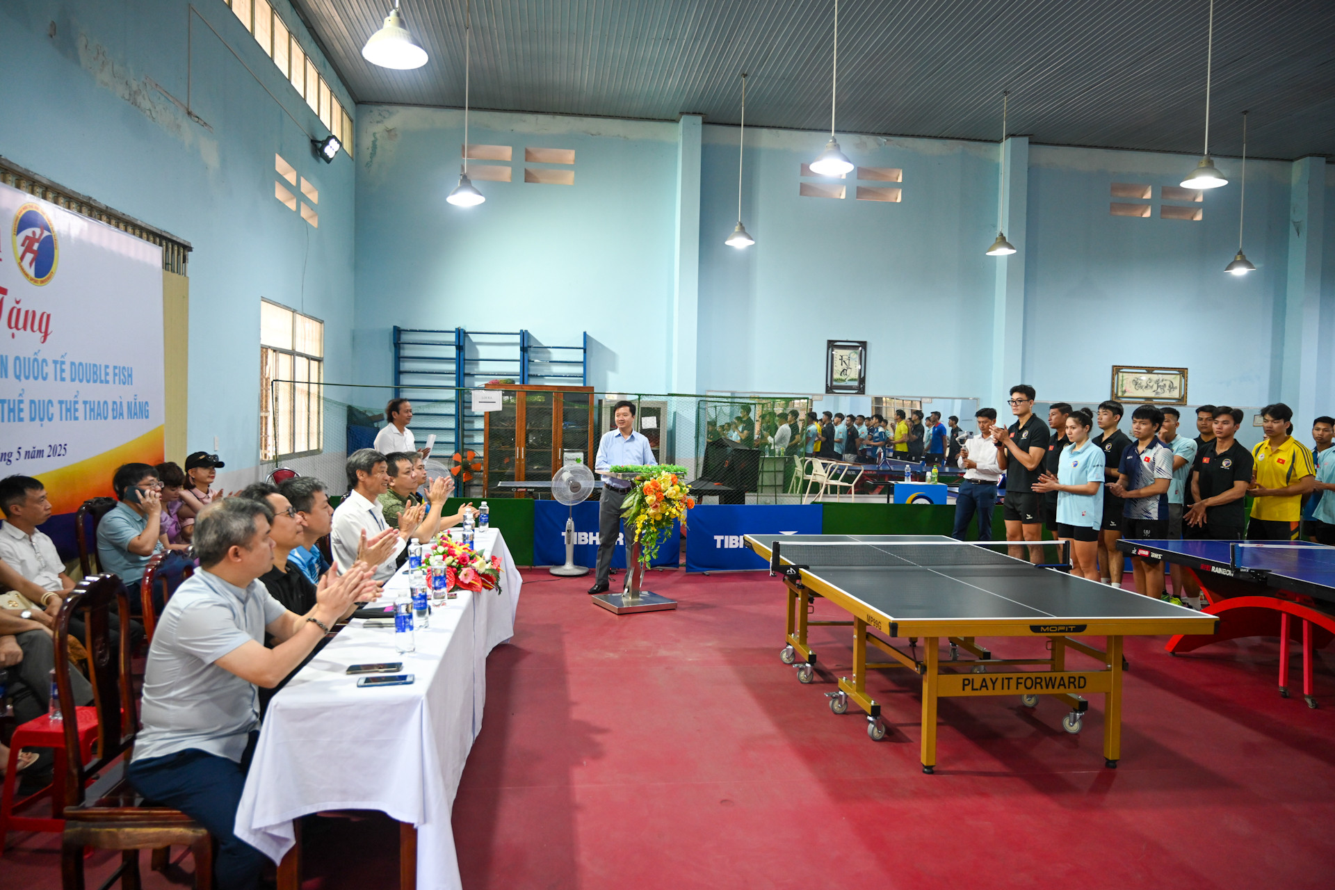 Quang cảnh buổi trao tặng bàn bóng và sách.