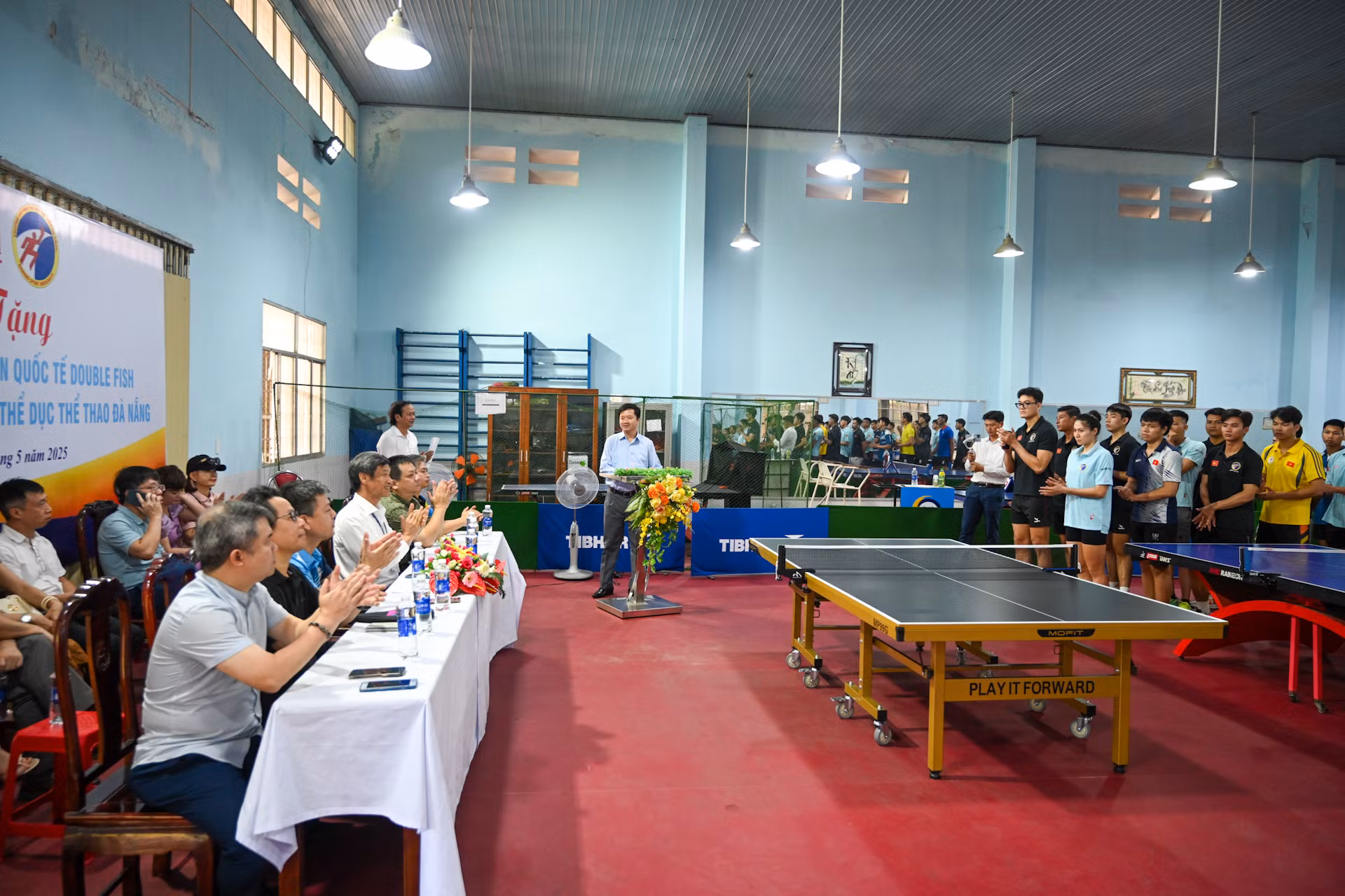 Quang cảnh buổi trao tặng bàn bóng và sách.