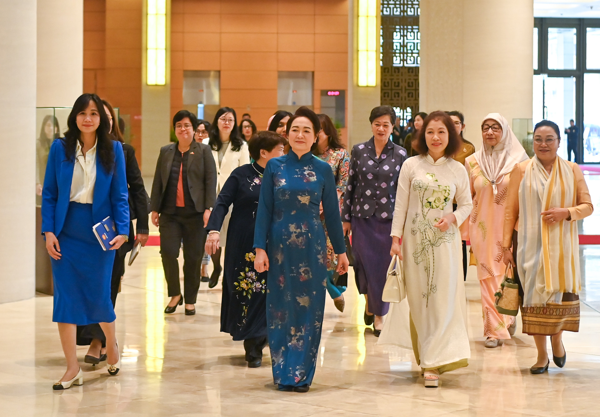 Phu nhân Chủ tịch Quốc hội Nguyễn Thị Thanh Nga và Phu nhân Phó Thủ tướng, Bộ trưởng Ngoại giao Vũ Thị Bích Ngọc và các đại biểu dự cuộc gặp mặt tại Nhà Quốc hội.