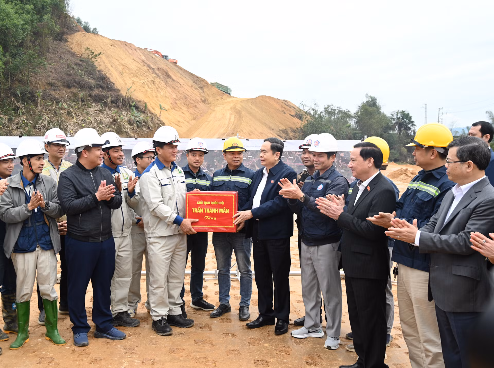 Chủ tịch Quốc hội Trần Thanh Mẫn trao quà tặng đơn vị thi công dự án.