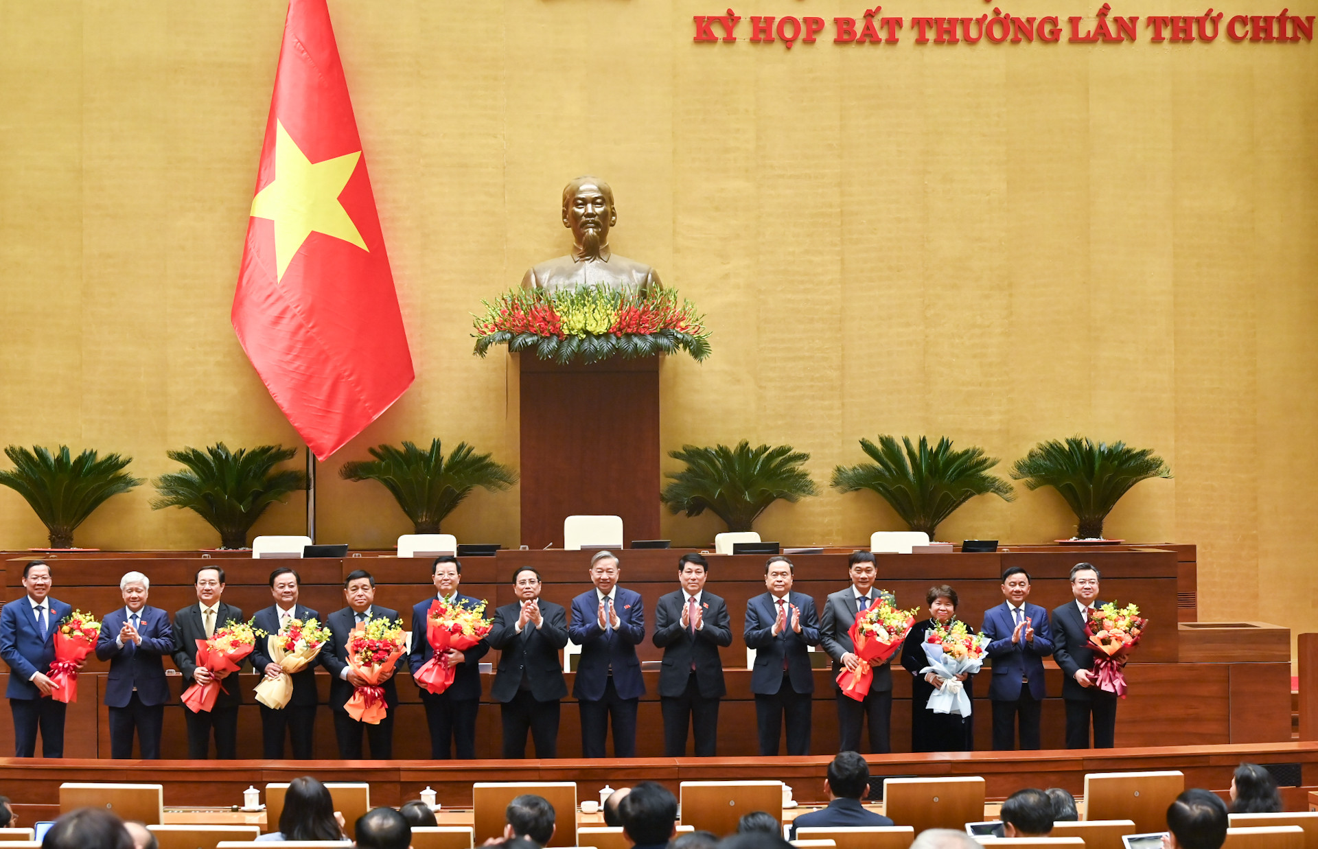 Tổng Bí thư Tô Lâm, Chủ tịch nước Lương Cường, Thủ tướng Phạm Minh Chính, Chủ tịch Quốc hội Trần Thanh Mẫn và các đồng chí lãnh đạo Đảng, Nhà nước tặng hoa các đồng chí được bầu và miễn nhiệm.