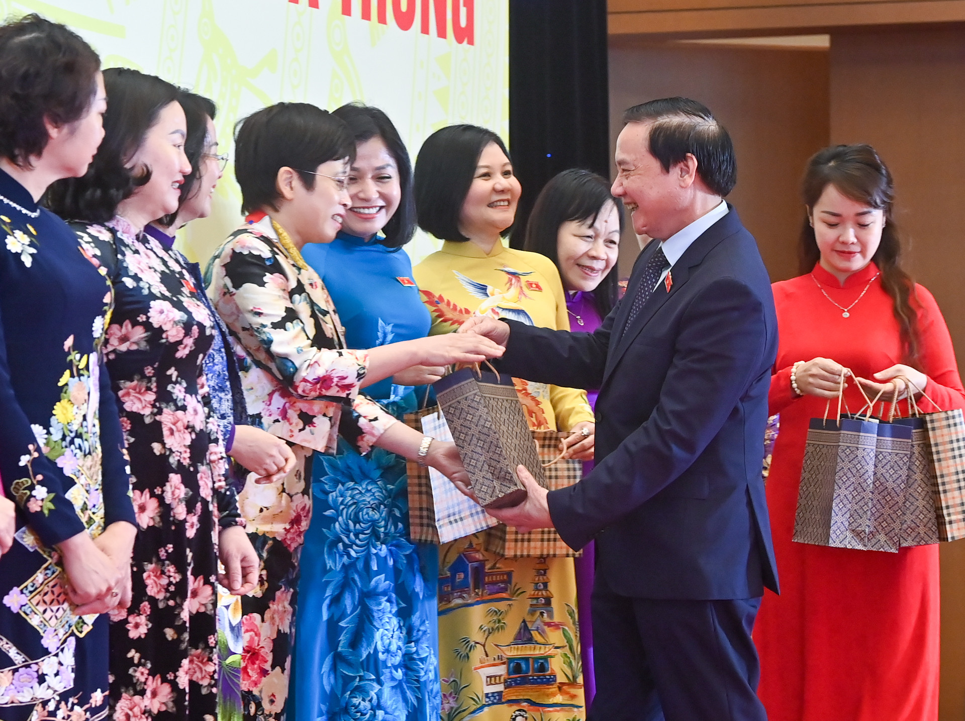 Phó Chủ tịch Quốc hội Nguyễn Khắc Định trao quà, tặng các nữ đại biểu.