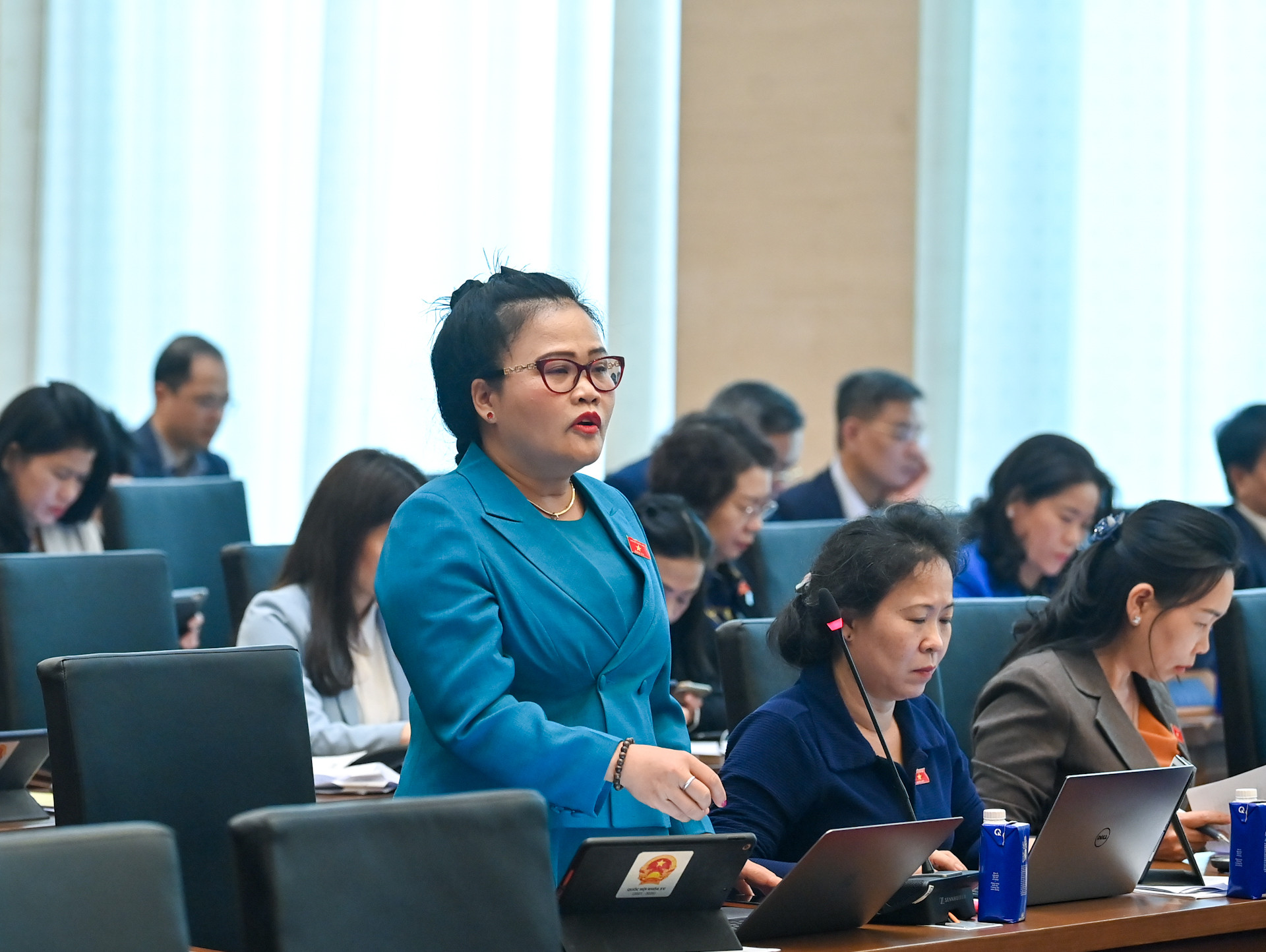 Đại biểu Quốc hội Thành phố Huế Nguyễn Thị Sửu phát biểu thảo luận.