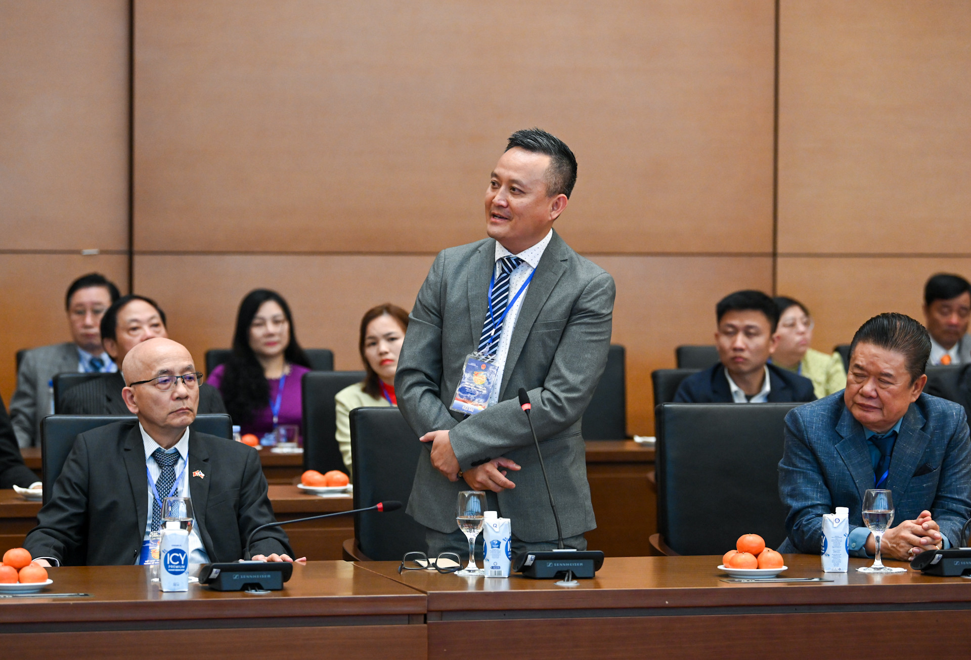 Ông Lý Hoàng Duy, kiều bào Australia, phát biểu tại cuộc gặp mặt.