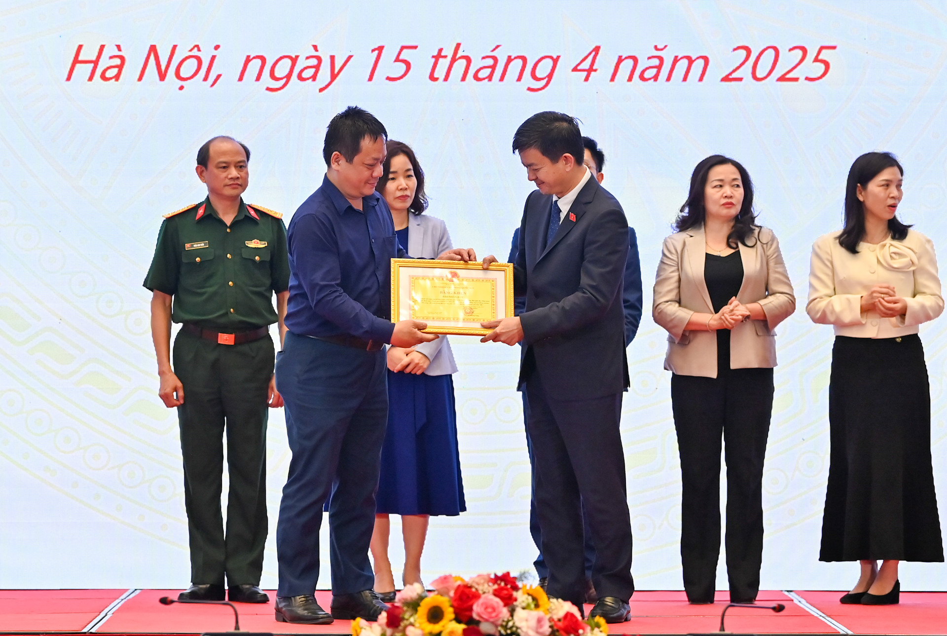 Tổng Thư ký, Chủ nhiệm Văn phòng Quốc hội Lê Quang Tùng trao Bằng khen tặng Báo Nhân Dân.