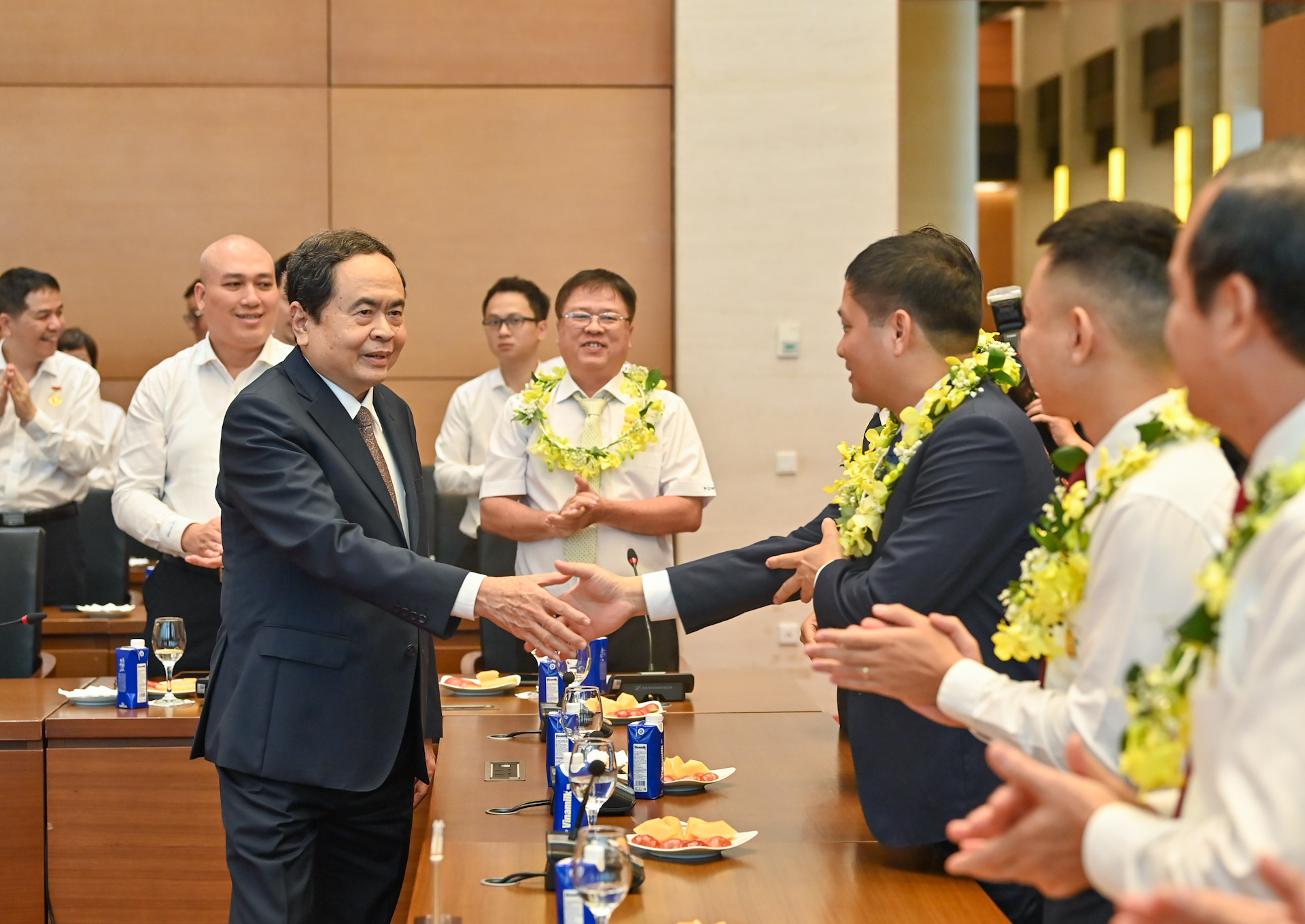 Chủ tịch Quốc hội Trần Thanh Mẫn với các đại biểu, người lao động tiêu biểu của ngành dầu khí.