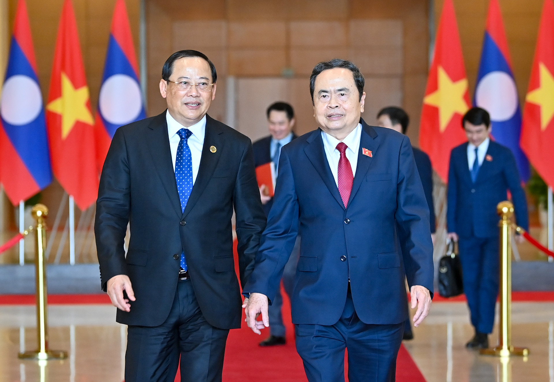 Chủ tịch Quốc hội Trần Thanh Mẫn trao đổi với Thủ tướng Lào Sonexay Siphandone.