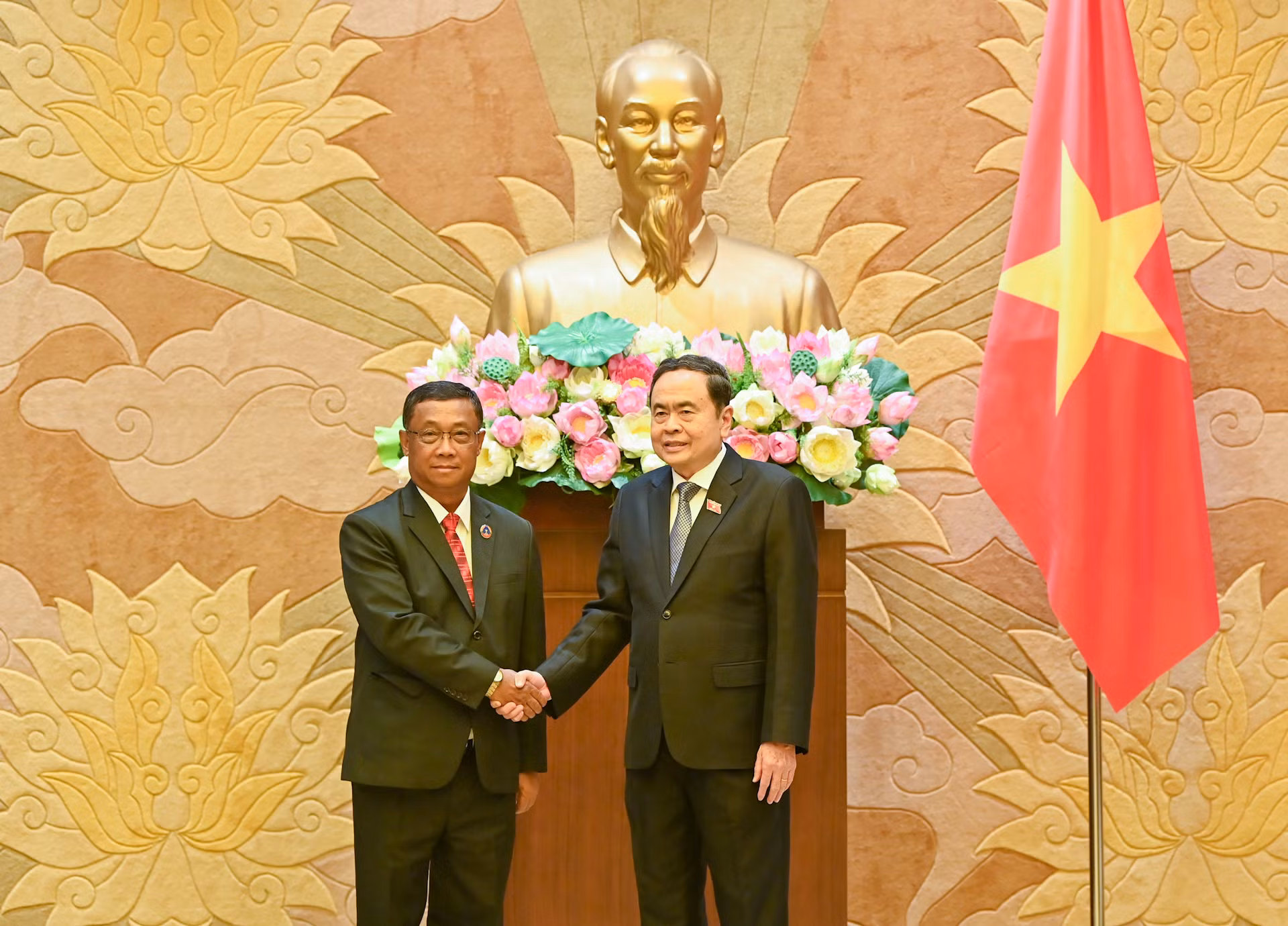 Chủ tịch Quốc hội Trần Thanh Mẫn và Phó Chủ tịch Quốc hội Lào Suvon Luongbunmi.