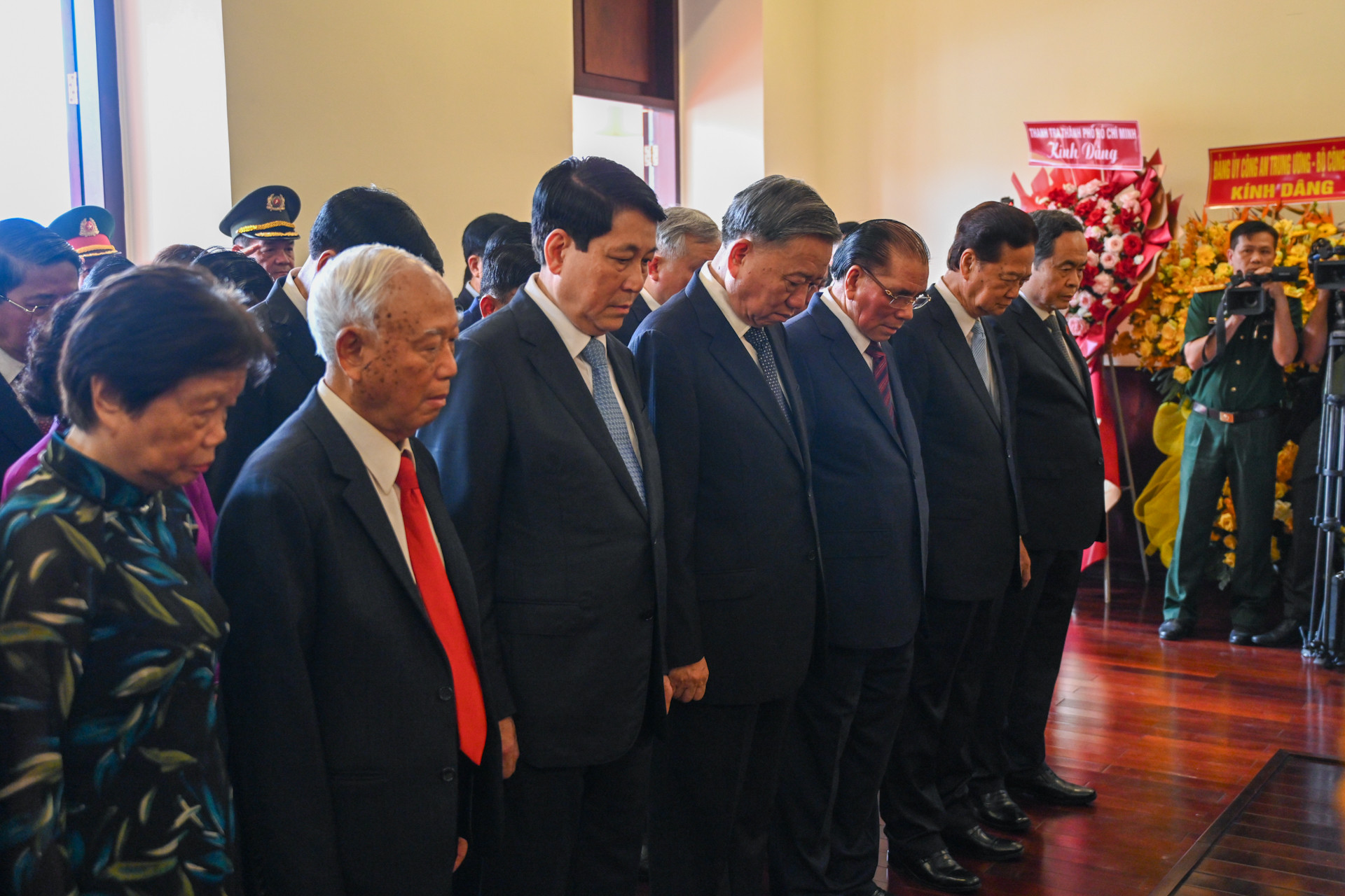 Các đồng chí lãnh đạo, nguyên lãnh đạo Đảng, Nhà nước thành kính tưởng niệm Chủ tịch Hồ Chí Minh tại Bảo tàng Hồ Chí Minh - Chi nhánh Thành phố Hồ Chí Minh (Bến Nhà Rồng). Các đồng chí lãnh đạo, nguyên lãnh đạo Đảng, Nhà nước thành kính tưởng niệm Chủ tịch Hồ Chí Minh tại Bảo tàng Hồ Chí Minh - Chi nhánh Thành phố Hồ Chí Minh (Bến Nhà Rồng).