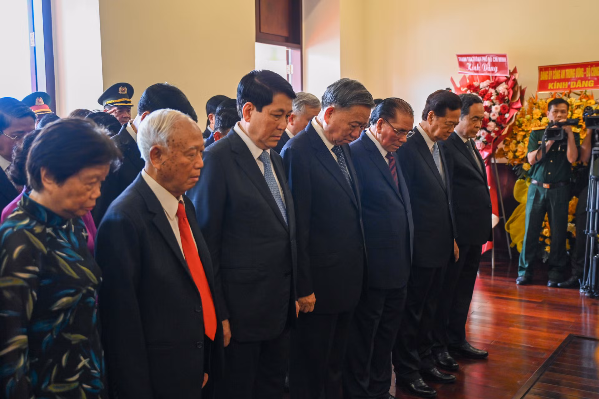 Các đồng chí lãnh đạo, nguyên lãnh đạo Đảng, Nhà nước thành kính tưởng niệm Chủ tịch Hồ Chí Minh tại Bảo tàng Hồ Chí Minh - Chi nhánh Thành phố Hồ Chí Minh (Bến Nhà Rồng).