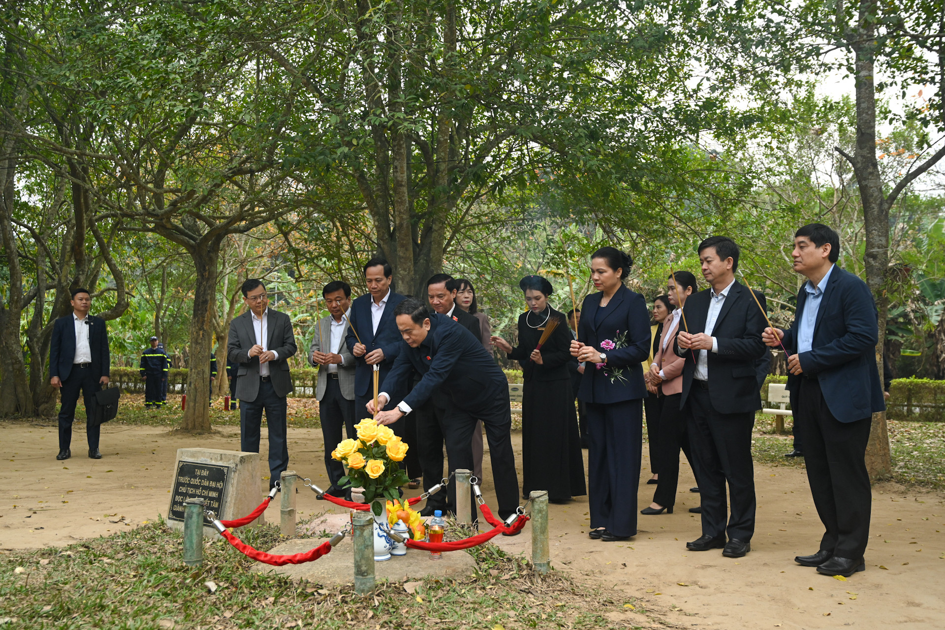 Chủ tịch Quốc hội Trần Thanh Mẫn và đoàn đến thăm, dâng hương tại đình Tân Trào.