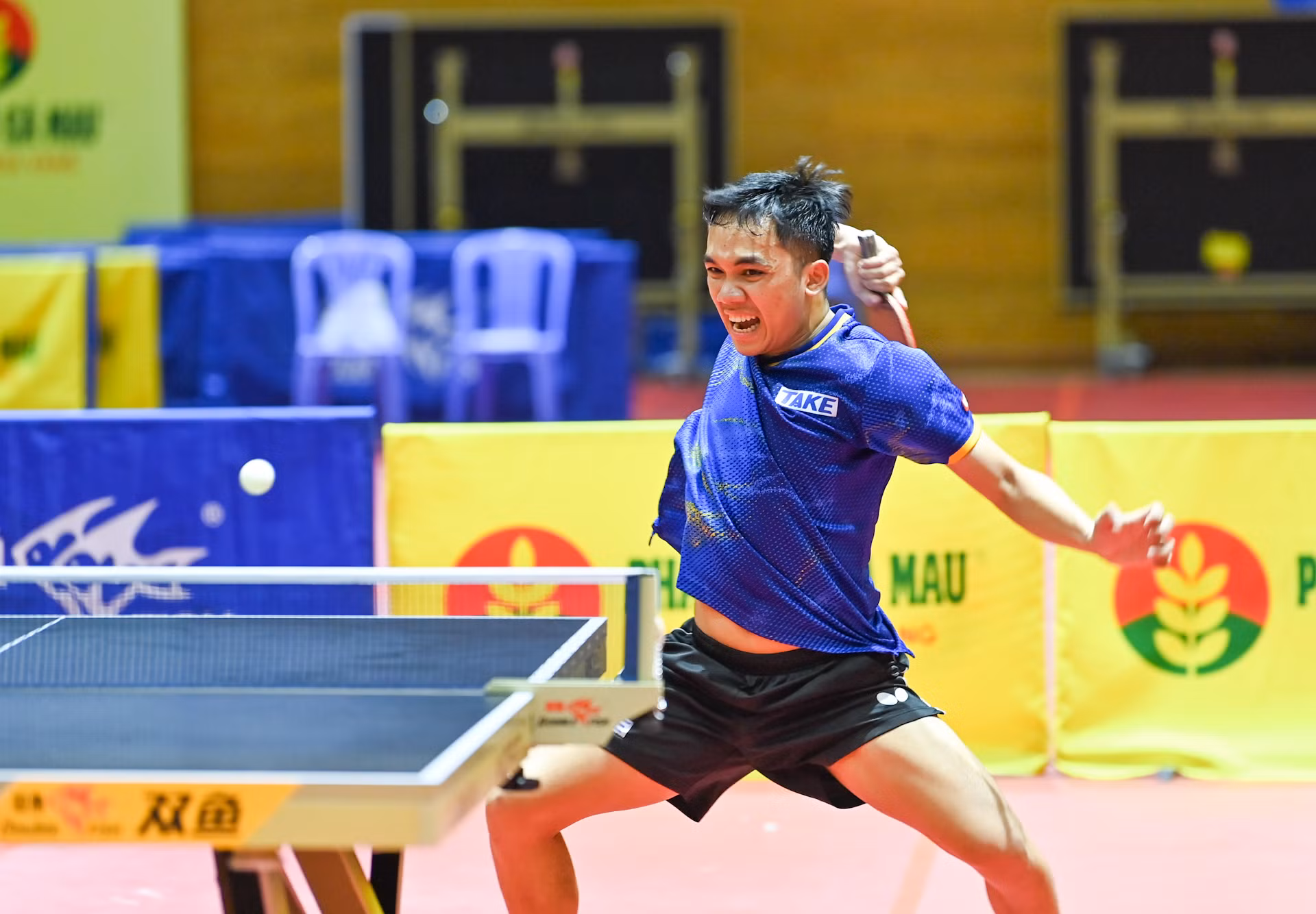 Thi đấu thăng hoa, Đinh Anh Hoàng liên tục giành thắng lợi trong các ván đấu với tỷ số lần lượt là 11-9, 11-7, 11-6. Thi đấu thăng hoa, Đinh Anh Hoàng liên tục giành thắng lợi trong các ván đấu với tỷ số lần lượt là 11-9, 11-7, 11-6.