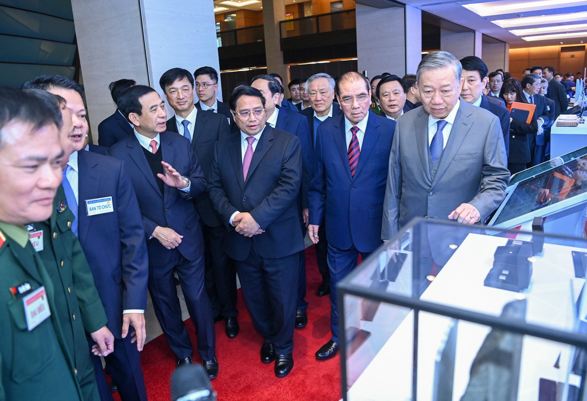 Tổng Bí thư Tô Lâm và các đồng chí lãnh đạo Đảng, Nhà nước nghe giới thiệu về các sản phẩm khoa học, công nghệ của Tập đoàn Viettel.