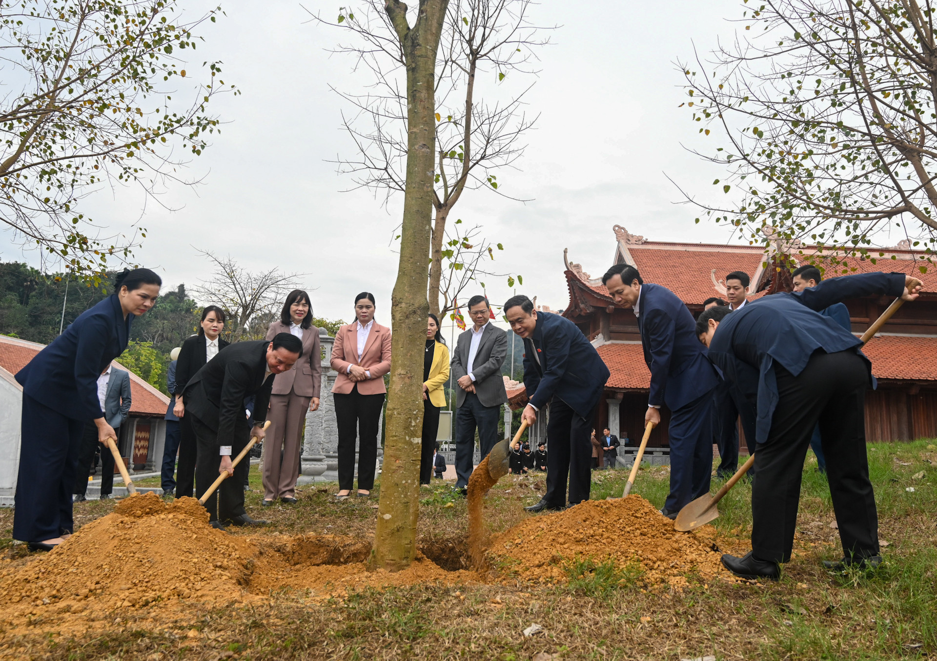 Chủ tịch Quốc hội Trần Thanh Mẫn và các đại biểu trồng cây tại Khu di tích quốc gia đặc biệt Tân Trào.