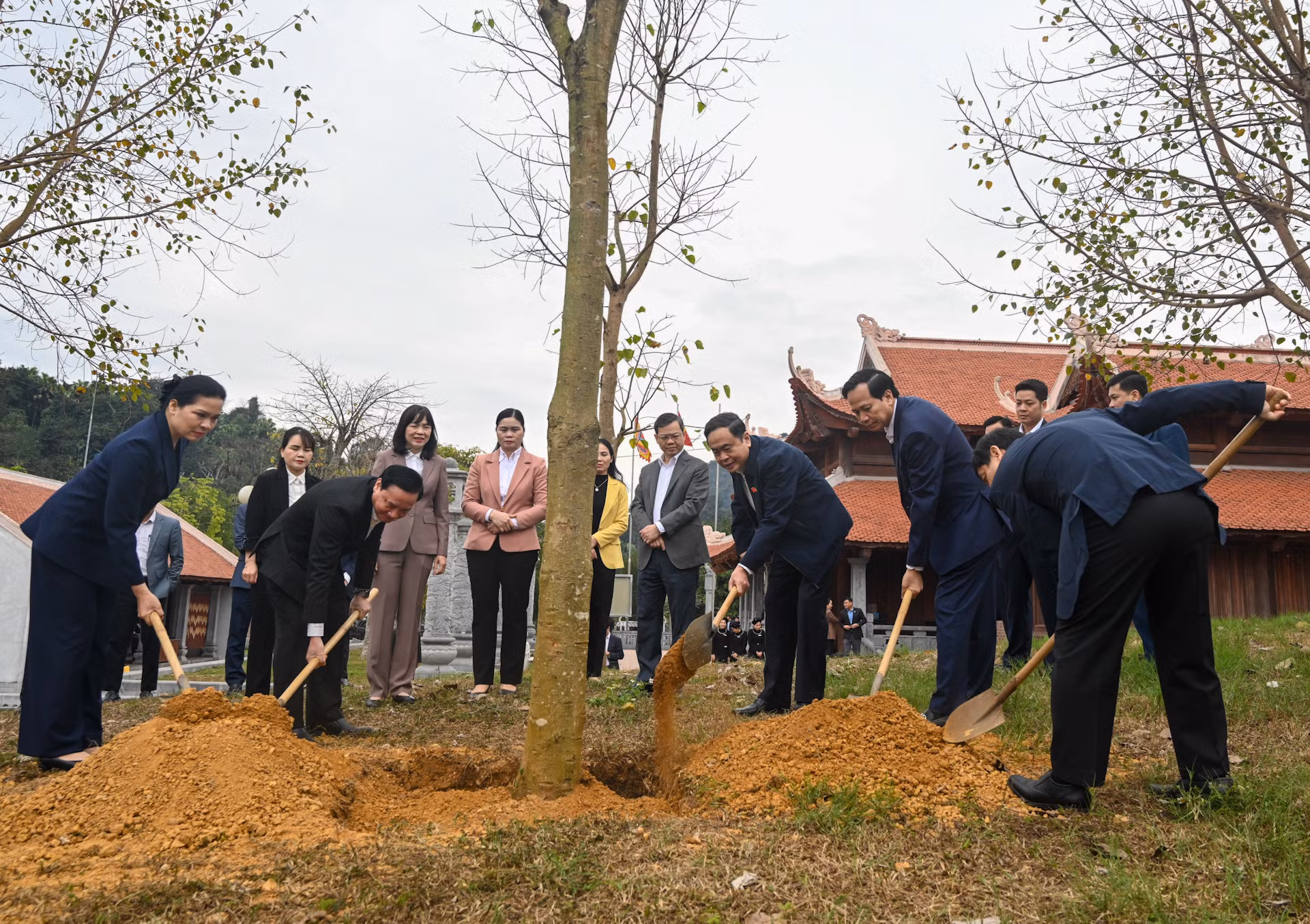 Chủ tịch Quốc hội Trần Thanh Mẫn và các đại biểu trồng cây tại Khu di tích quốc gia đặc biệt Tân Trào.