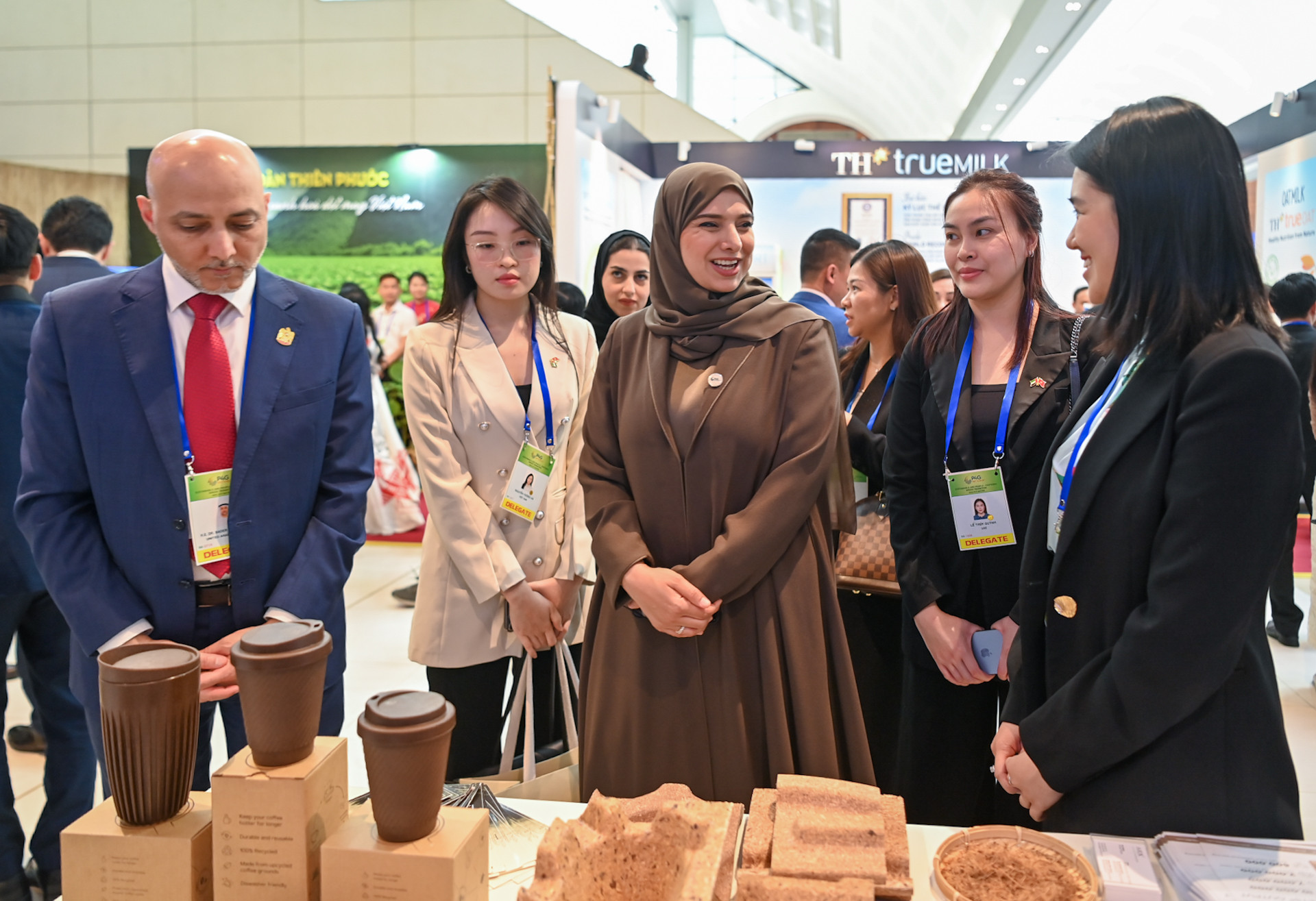 Khách quốc tế tham quan gian trưng bày tại triển lãm. Khách quốc tế tham quan gian trưng bày tại triển lãm.