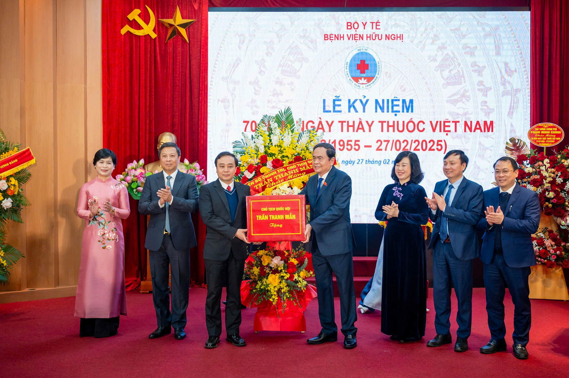 Chủ tịch Quốc hội Trần Thanh Mẫn tặng hoa và quà chúc mừng Bệnh viện Hữu Nghị.