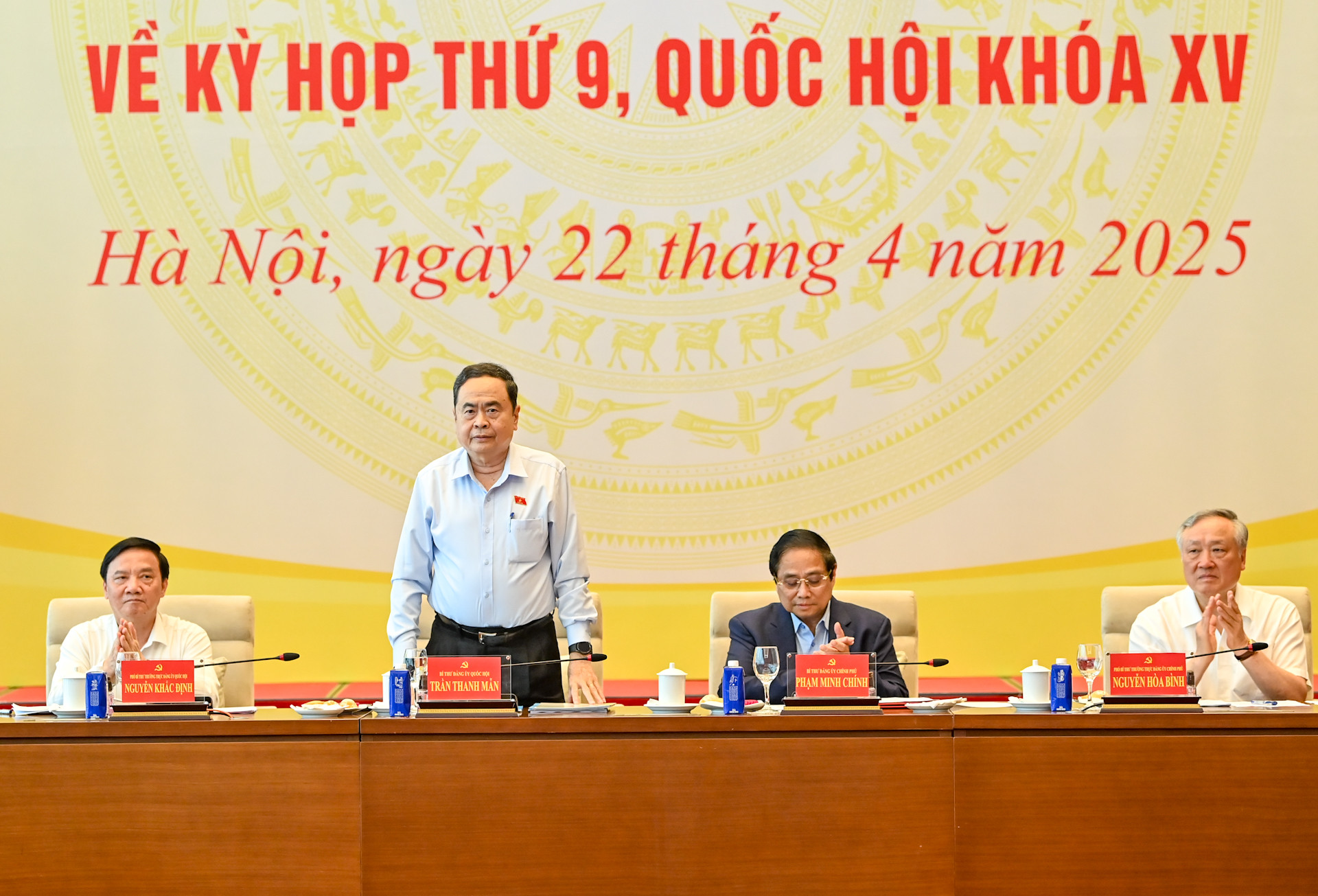 Bí thư Đảng ủy Quốc hội, Chủ tịch Quốc hội Trần Thanh Mẫn dự và chủ trì hội nghị. Bí thư Đảng ủy Quốc hội, Chủ tịch Quốc hội Trần Thanh Mẫn dự và chủ trì hội nghị.