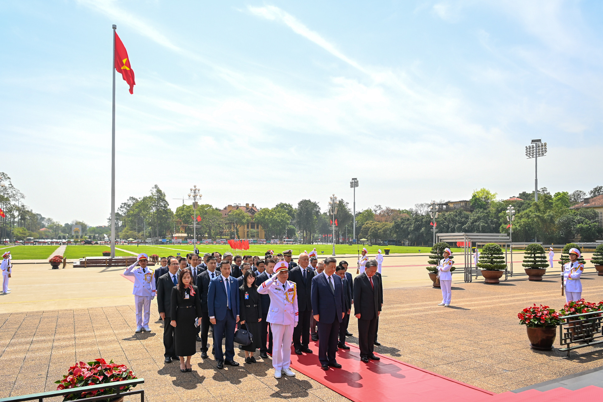 Tổng Bí thư Tô Lâm và Tổng Bí thư, Chủ tịch Trung Quốc Tập Cận Bình cùng các đại biểu thành kính tưởng nhớ Chủ tịch Hồ Chí Minh.