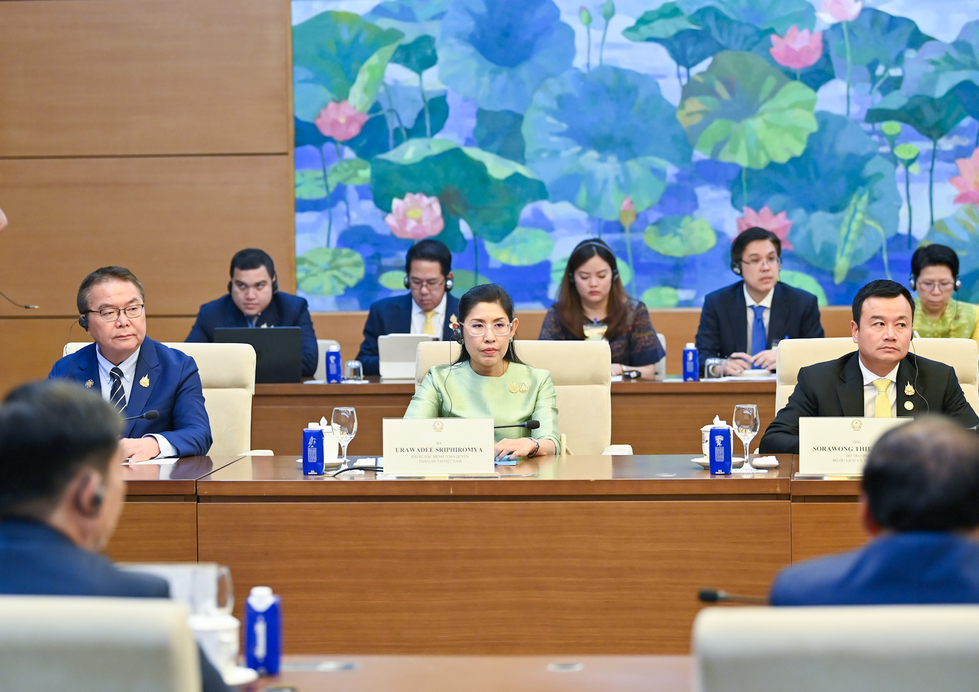 Các thành viên tháp tùng Thủ tướng Thái Lan dự hội kiến.