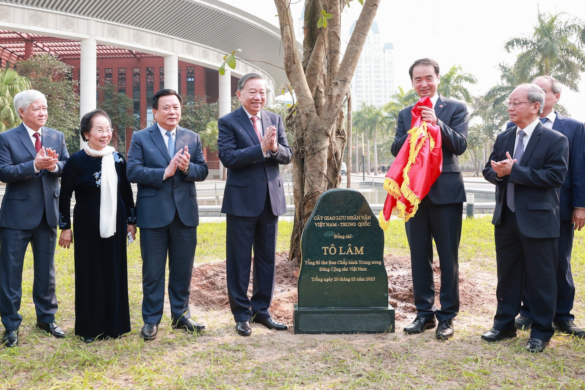 Tổng Bí thư Tô Lâm và các đại biểu trồng cây “Cây Giao lưu nhân văn Việt-Trung”.