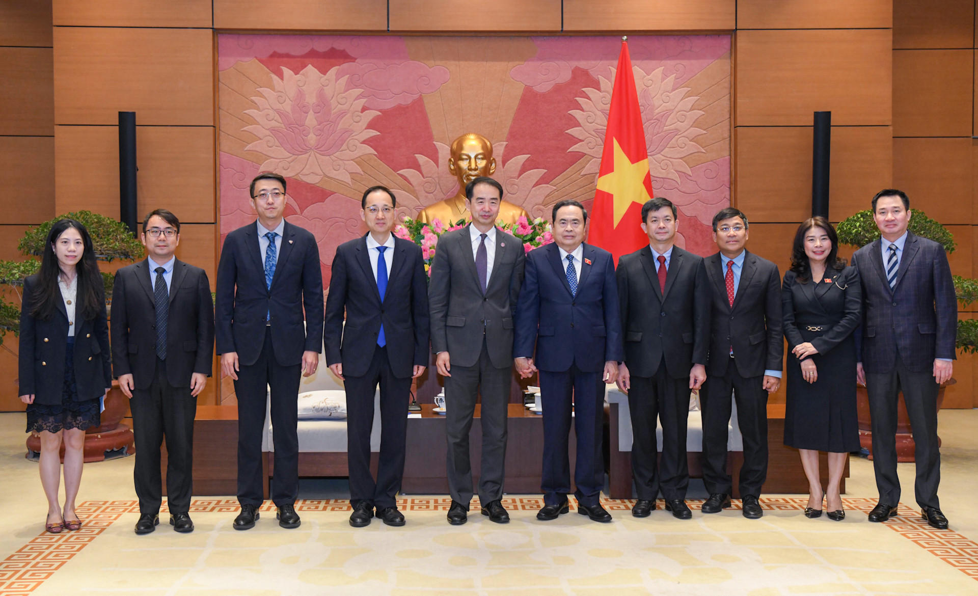 Chủ tịch Quốc hội Trần Thanh Mẫn, Đại sứ Trung Quốc Hà Vĩ với đại biểu hai nước tại buổi tiếp.