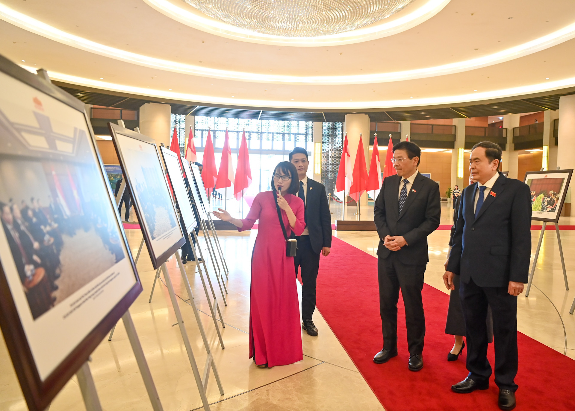 Chủ tịch Quốc hội Trần Thanh Mẫn và Thủ tướng Singapore Lawrence Wong xem trưng bày ảnh về quan hệ Việt Nam-Singapore.