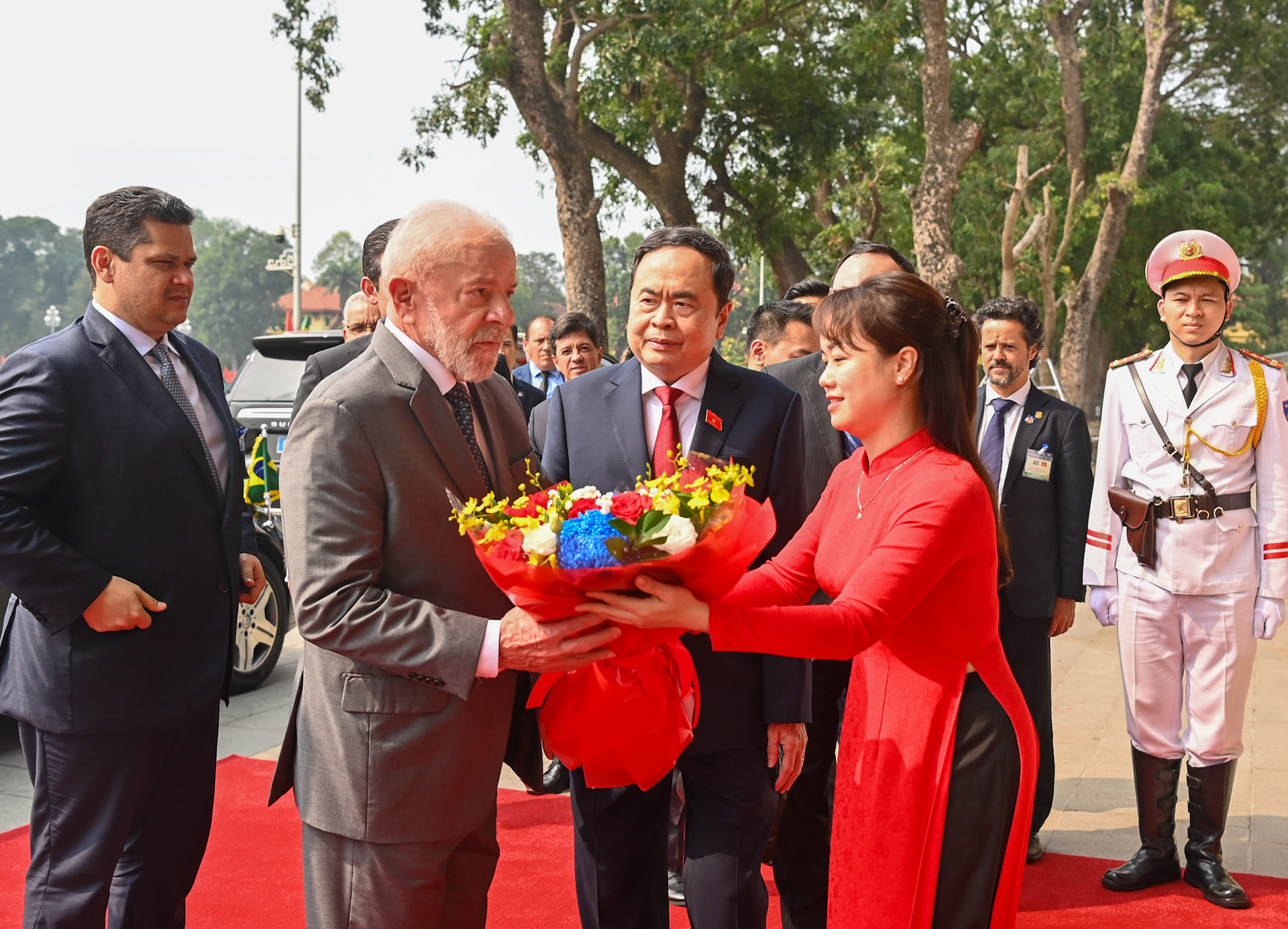 Nhân viên Văn phòng Quốc hội tặng hoa chào mừng Tổng thống Brazil Luiz Inácio Lula da Silva.