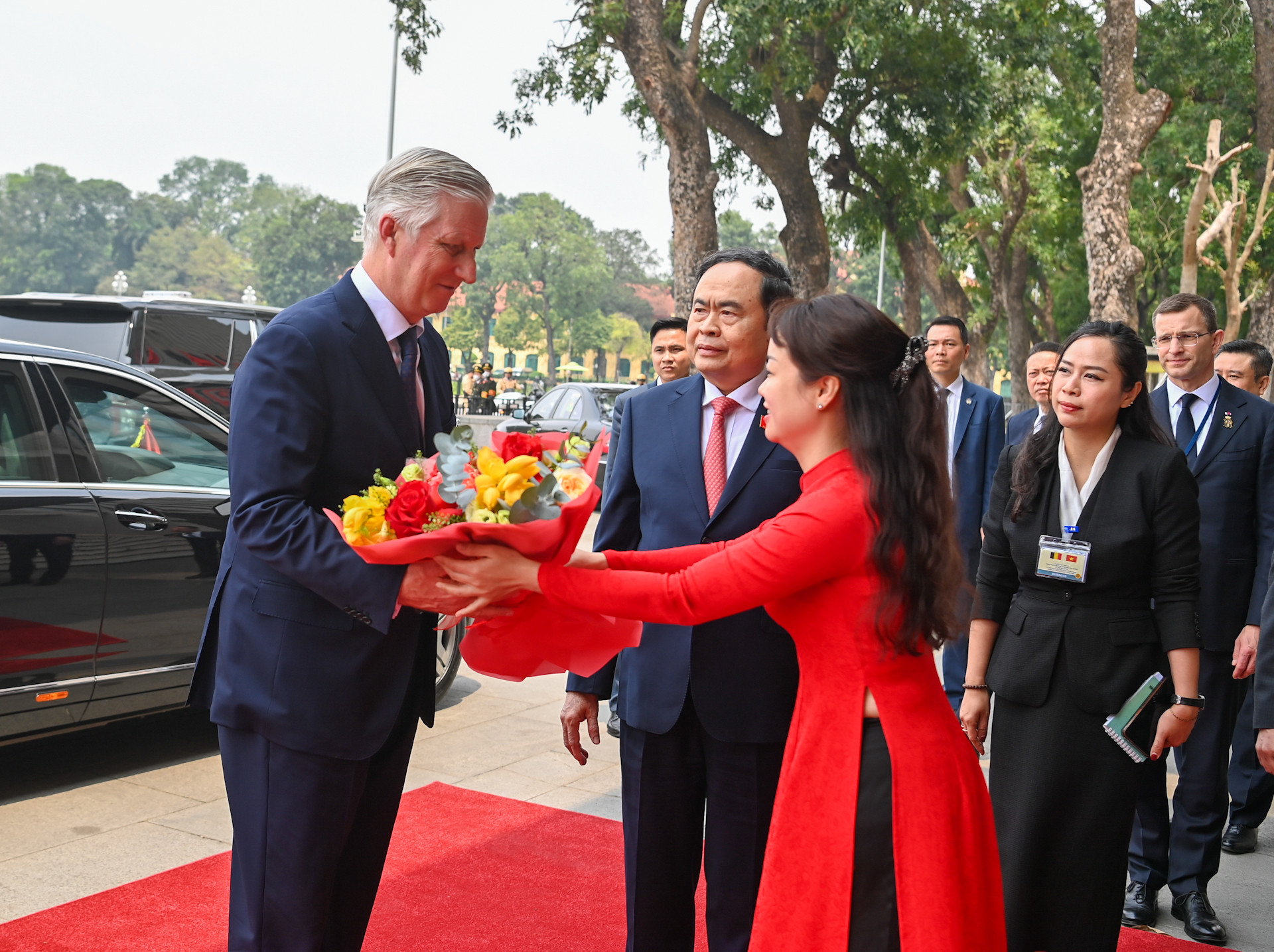 Nhân viên Văn phòng Quốc hội tặng hoa chào mừng Nhà vua Vương quốc Bỉ Philippe.