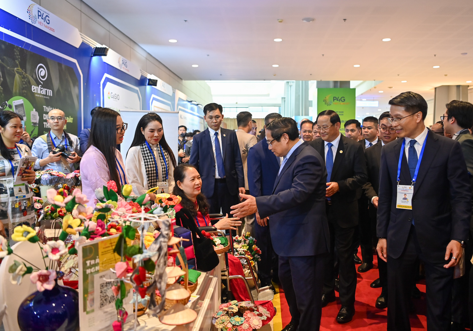 Thủ tướng Phạm Minh Chính và các đại biểu tham quan gian trưng bày các sản phẩm tái chế. Thủ tướng Phạm Minh Chính và các đại biểu tham quan gian trưng bày các sản phẩm tái chế.