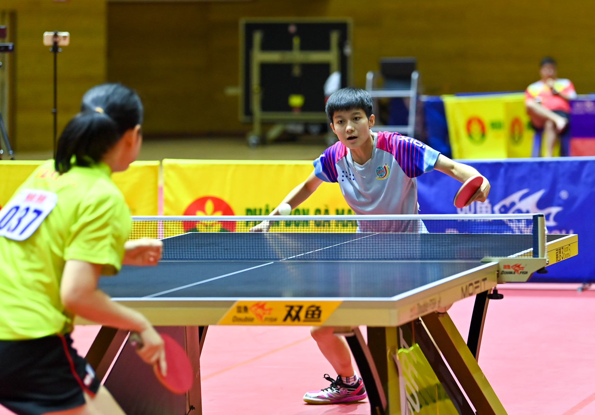 Tay vợt Bùi Ngọc Lan (Hải Dương-Long Hải) giành thắng lợi bất ngờ trước đương kim vô địch Nguyễn Khoa Diệu Khánh (TP Hồ Chí Minh) với tỷ số 4-3.