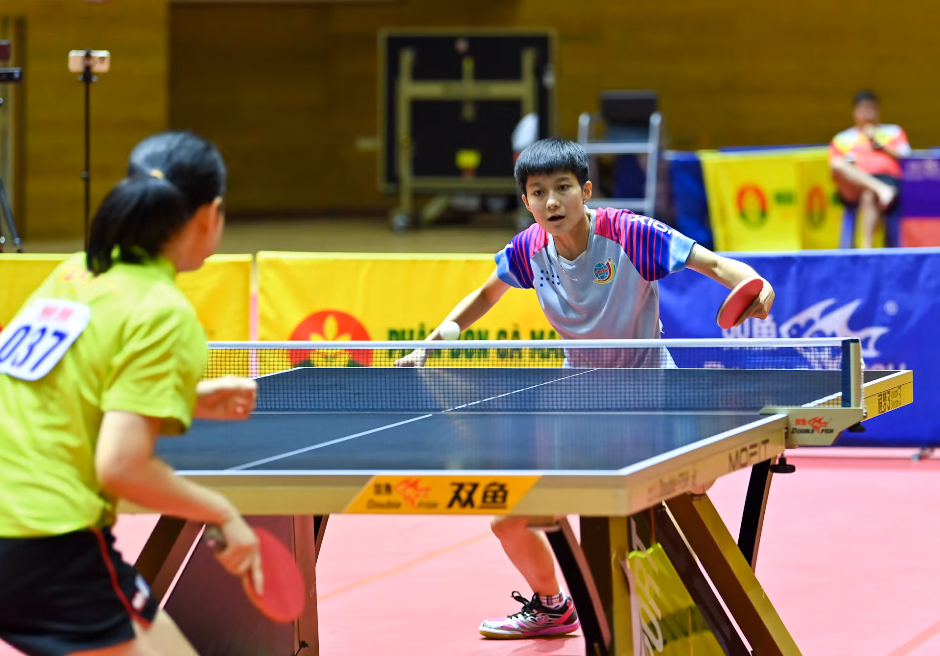 Tay vợt Bùi Ngọc Lan (Hải Dương-Long Hải) giành thắng lợi bất ngờ trước đương kim vô địch Nguyễn Khoa Diệu Khánh (TP Hồ Chí Minh) với tỷ số 4-3.