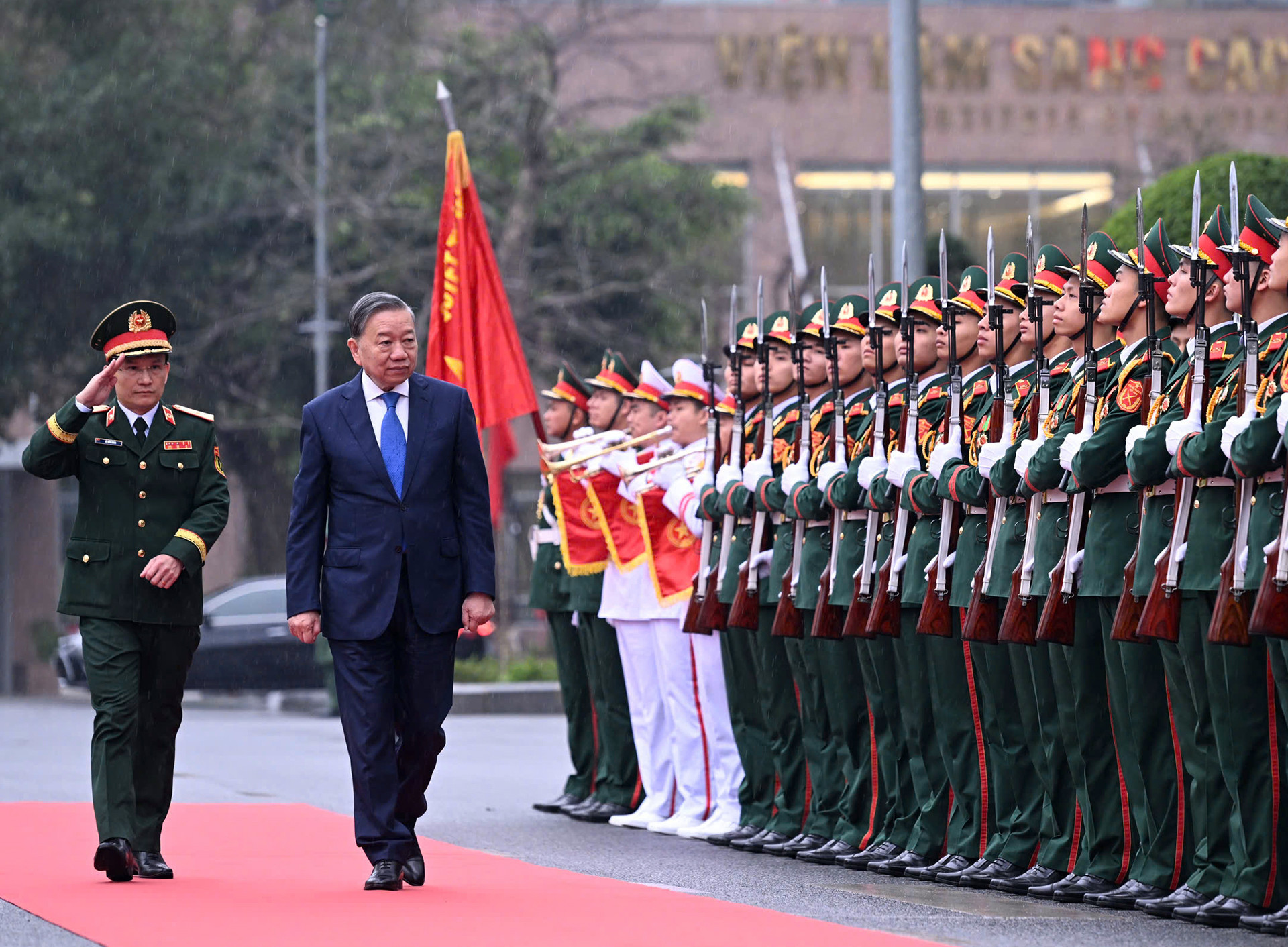 Tổng Bí thư Tô Lâm duyệt đội danh dự tại buổi lễ.