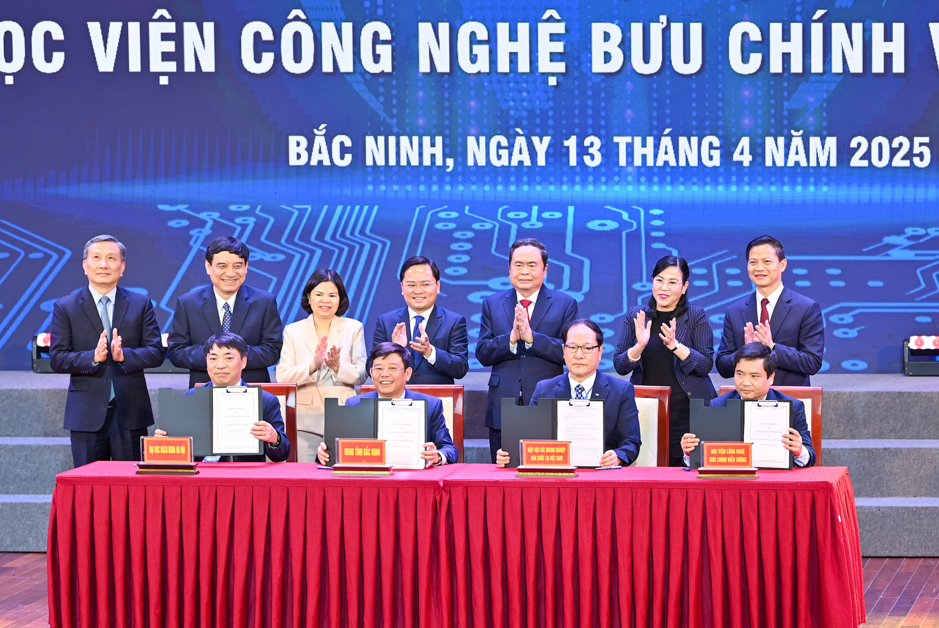 Chủ tịch Quốc hội Trần Thanh Mẫn chứng kiến Lễ ký kết Biên bản ghi nhớ hợp tác giữa UBND tỉnh Bắc Ninh và Hiệp hội doanh nghiệp Hàn Quốc tại Việt Nam, Đại học Bách Khoa Hà Nội, Học viện Công nghệ Bưu chính Viễn thông. Chủ tịch Quốc hội Trần Thanh Mẫn chứng kiến Lễ ký kết Biên bản ghi nhớ hợp tác giữa UBND tỉnh Bắc Ninh và Hiệp hội doanh nghiệp Hàn Quốc tại Việt Nam, Đại học Bách Khoa Hà Nội, Học viện Công nghệ Bưu chính Viễn thông.