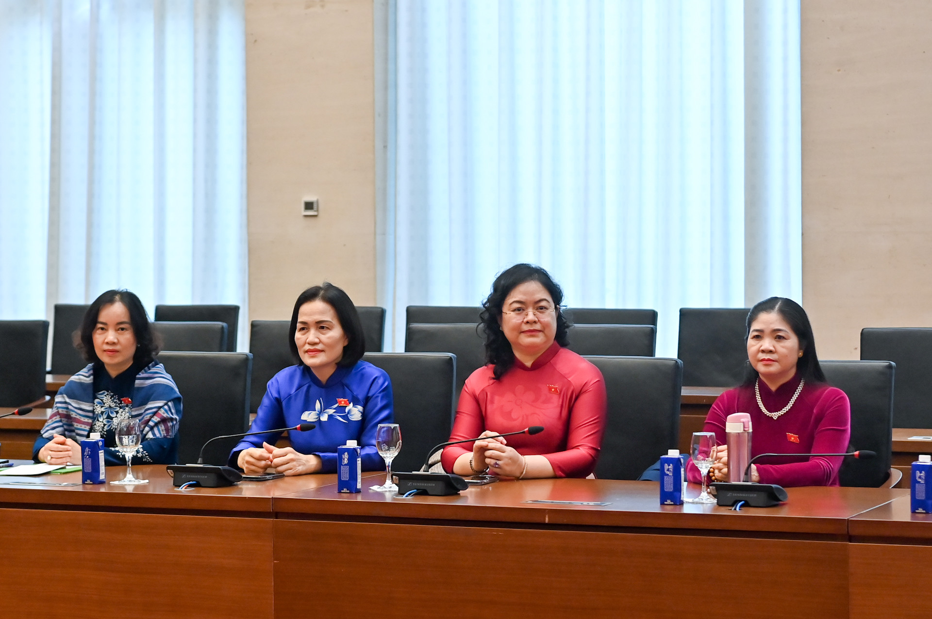 Các nữ đại biểu Quốc hội dự cuộc gặp mặt.