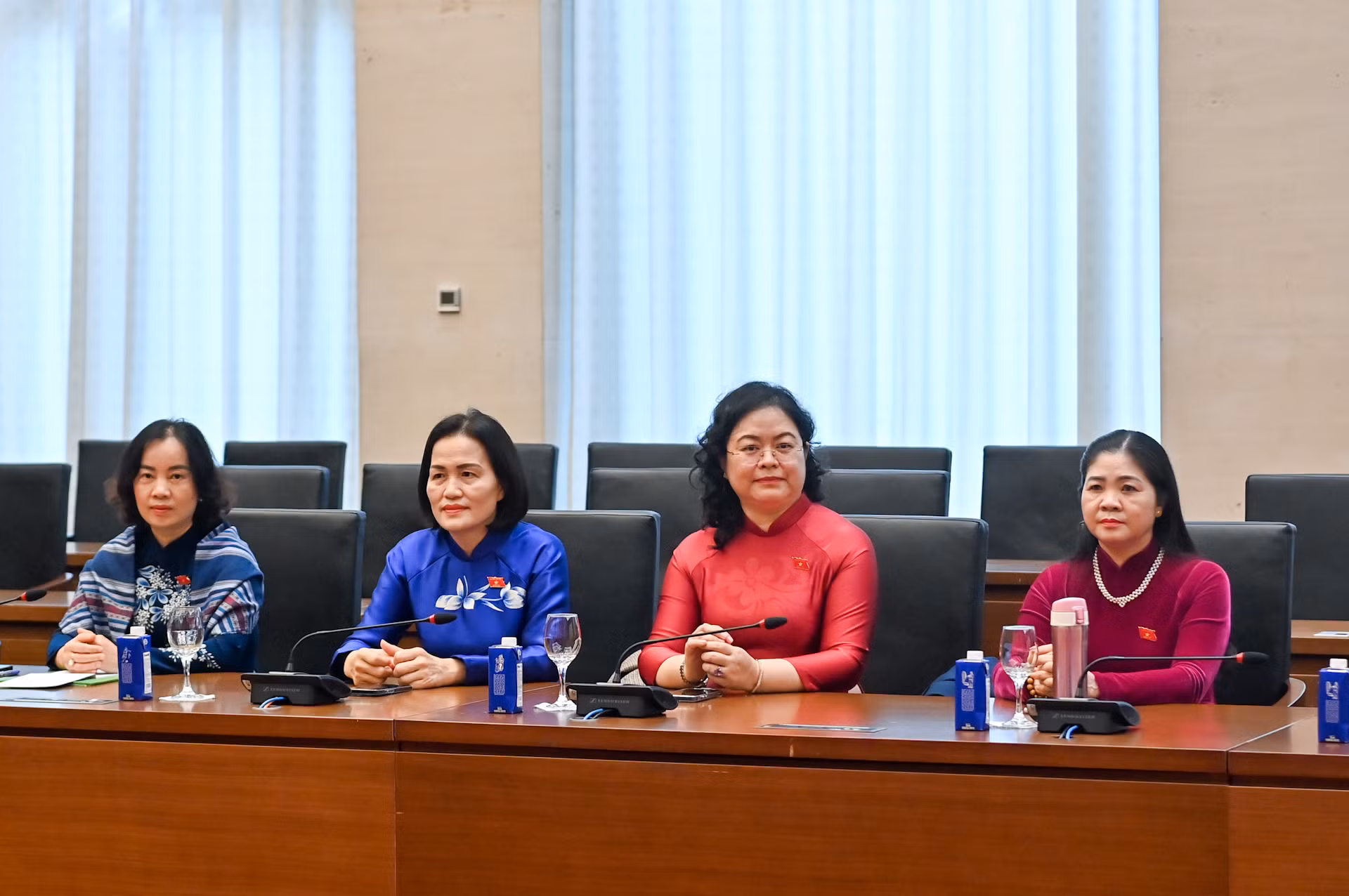 Các nữ đại biểu Quốc hội dự cuộc gặp mặt.