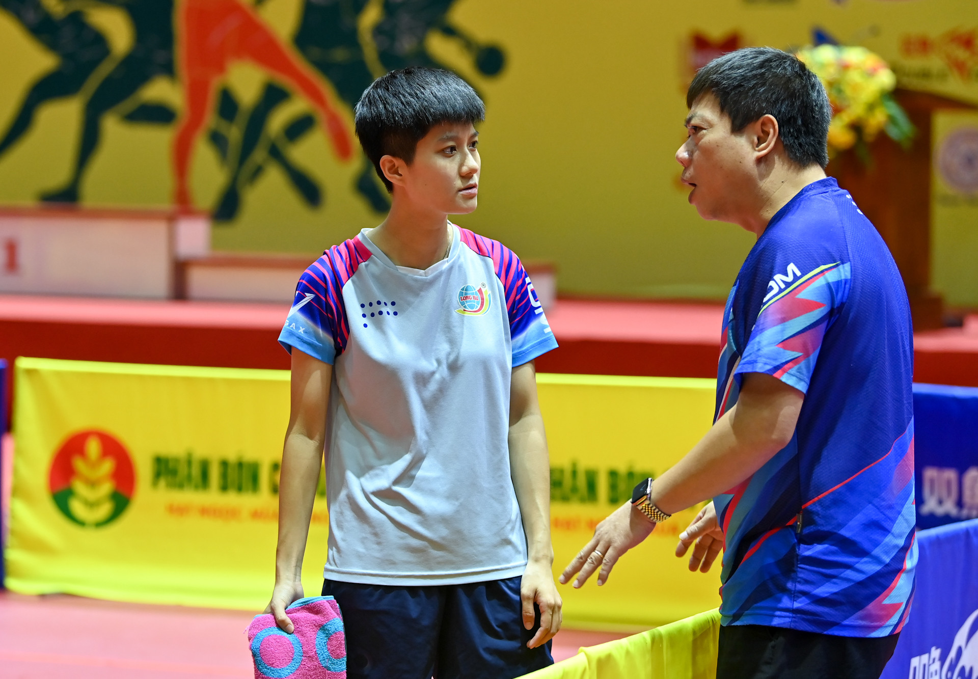 Huấn luyện viên Hải Dương-Long Hải chỉ đạo chiến thuật cho học trò trong giờ nghỉ.