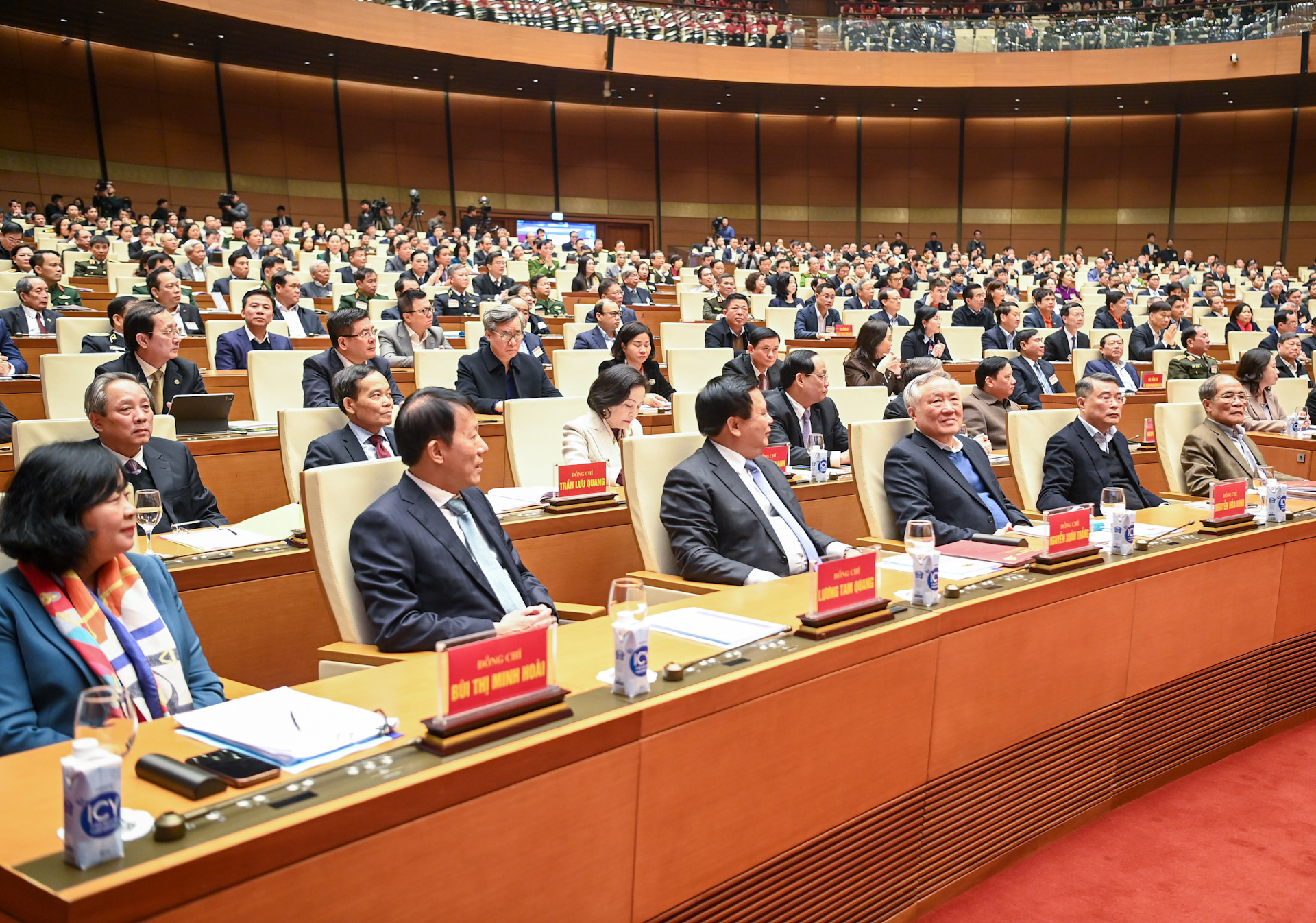 Các đồng chí lãnh đạo, nguyên lãnh đạo Đảng, Nhà nước và các đại biểu dự hội nghị.