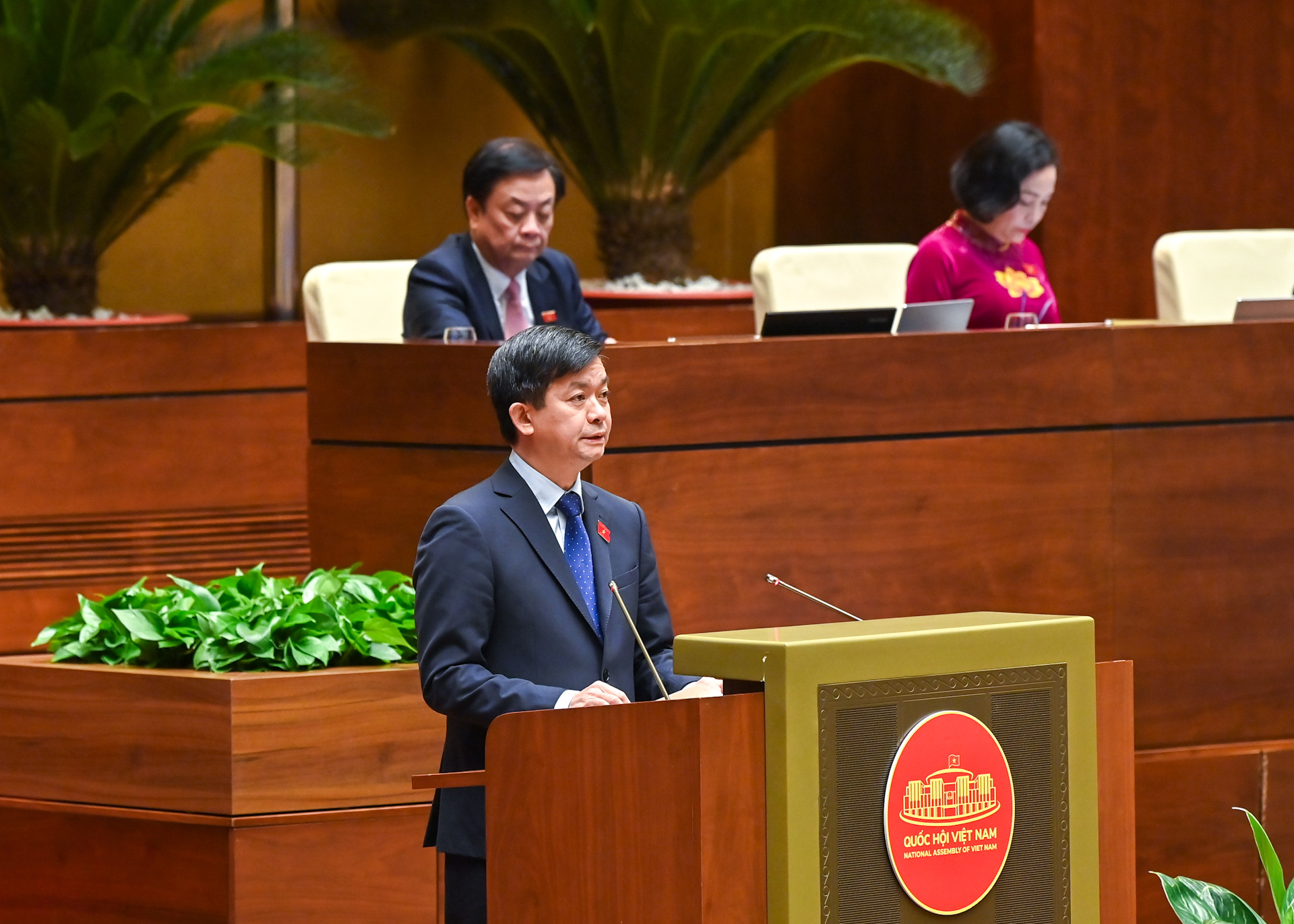 Tổng Thư ký Quốc hội, Chủ nhiệm Văn phòng Quốc hội Lê Quang Tùng trình bày dự thảo Nghị quyết.