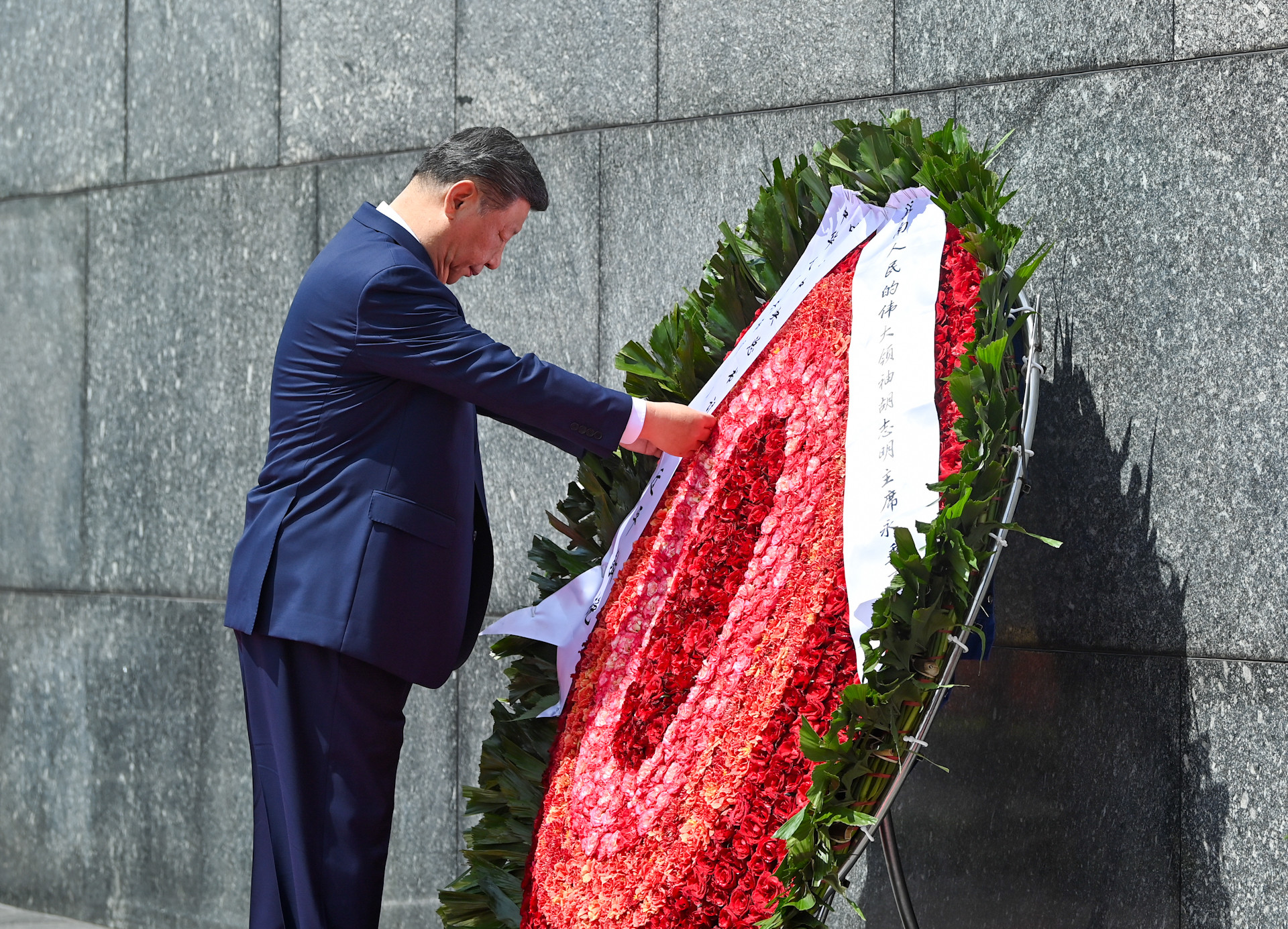 Tổng Bí thư, Chủ tịch Trung Quốc Tập Cận Bình đặt vòng hoa tưởng nhớ Chủ tịch Hồ Chí Minh.