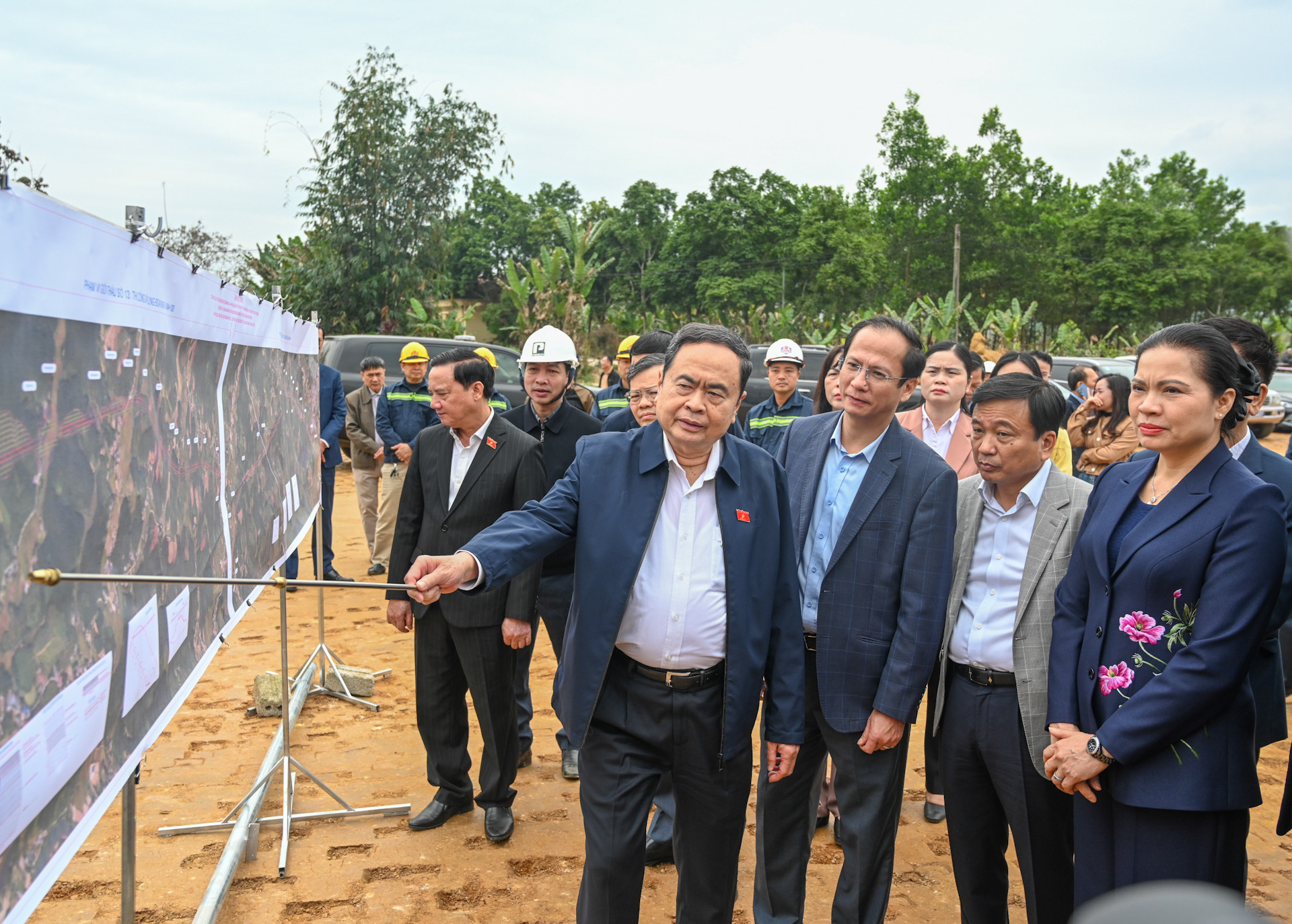 Chủ tịch Quốc hội Trần Thanh Mẫn kiểm tra tiến độ thi công dự án.