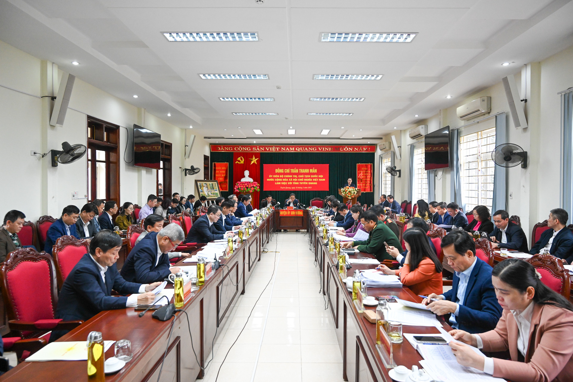 Quang cảnh buổi làm việc với Ban Thường vụ Tỉnh ủy Tuyên Quang.