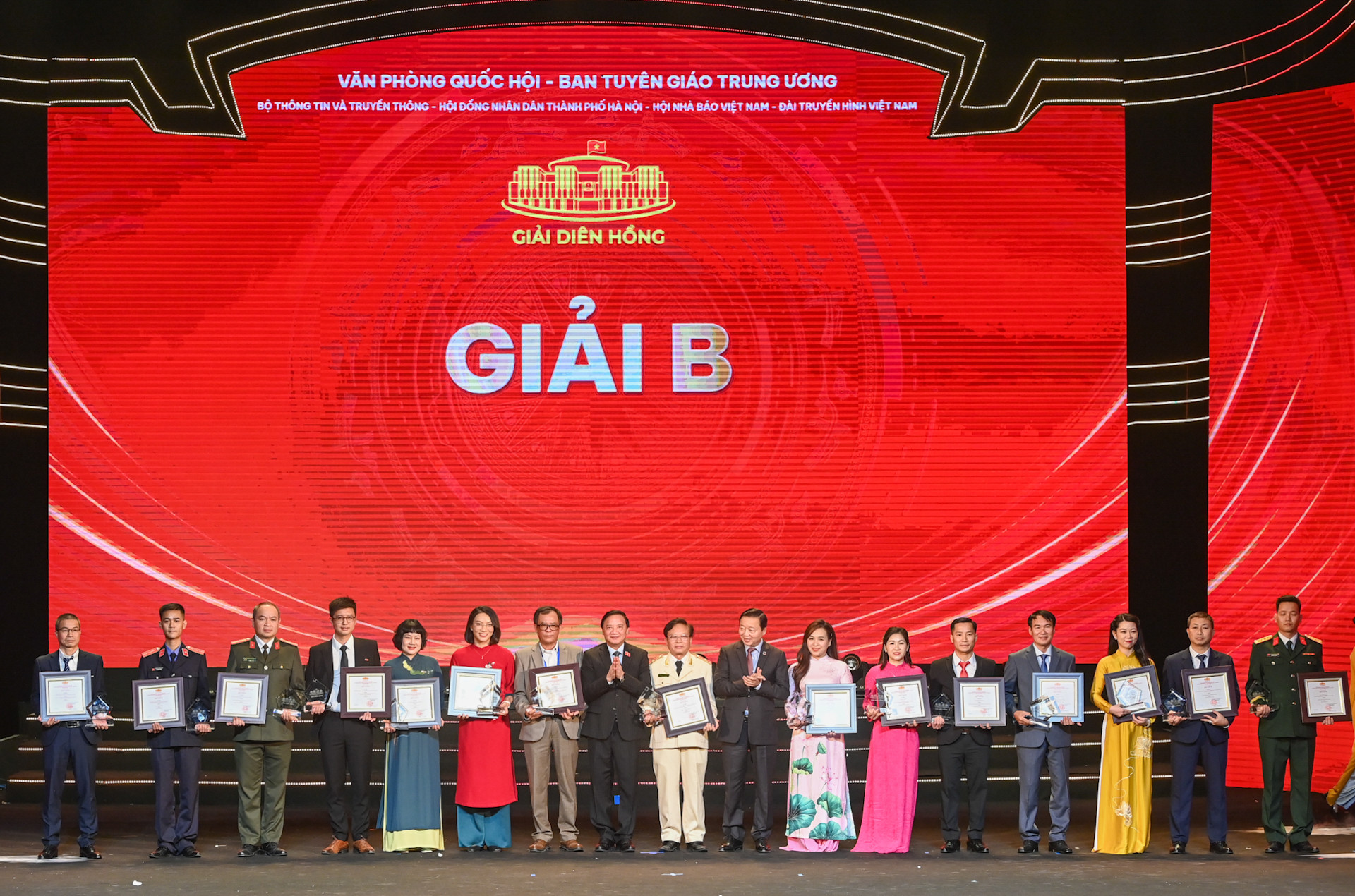 Phó Chủ tịch Quốc hội Nguyễn Khắc Định, Trưởng ban Chỉ đạo Giải Diên Hồng và Phó Thủ tướng Trần Hồng Hà trao giải B tặng các tác giả, nhóm tác giả.